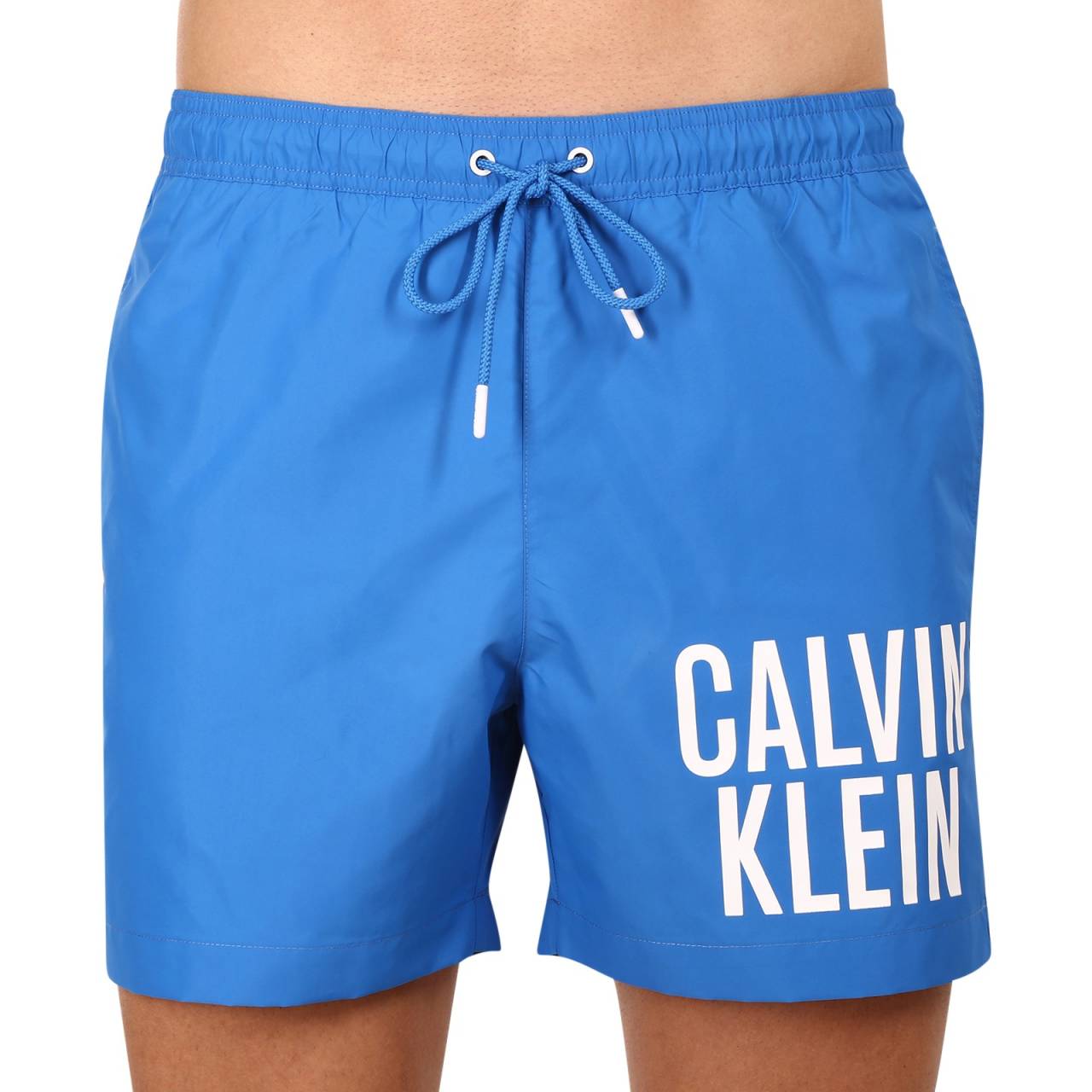 Pánske plavky Calvin Klein modré (KM0KM00794 C4X) XL.
Chcete vyzerať štýlovo a zároveň si užívať maximálne pohodlie?
Ľahký a funkčný materiál vám zaručí pohodlie
Plavky sú vyrobené z ľahkého polyesteru, ktorý rýchlo schne a je veľmi odolný.
Pohodlný strih na každú príležitosť
Plavky Calvin Klein majú kratšie nohavičky, takže vás neobmedzujú a nechajú vyniknúť vaše nohy.
Prečo by vám plavky Calvin Klein nemali chýbať v šatníku

Prémiový dizajn: Luxusný vzhľad s ikonickým logom Calvin Klein.
Rýchloschnúci materiál.
Perfektný strih: Krátke nohavičky a elastický pás so šnúrkou na stiahnutie sa vám prispôsobia a zabezpečia maximálnu voľnosť pohybu.

Spodnú bielizeň Calvin Klein milujú ľudia na celom svete
Pánska spodná bielizeň Calvin Klein patrí k stáliciam módneho priemyslu.
Ako sa starať o svoje plavky?
Aby vám plavky vydržali ako nové, je dôležité venovať im správnu starostlivosť:

Pranie: Odporúča sa pri 30 °C s jemným pracím prostriedkom.
Sušenie: Nie je vhodné sušiť v bubnovej sušičke - najlepšie je nechať ich uschnúť na vzduchu.
Žehlenie: Nežehlite, materiál sa prirodzene vyrovná.

Tip: Výber plaviek, ktoré vám dokonale padnú a zvýraznia váš štýl, môže byť behom na dlhé trate.