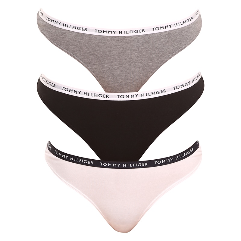 3PACK dámske tangá Tommy Hilfiger viacfarebná (UW0UW02829 0TF) M.
Hľadáte tangá, ktoré dokonale padnú väčším veľkostiam a ponúkajú štýl aj pohodlie?
Mäkká bavlna, ktorá sa prispôsobí vašim potrebám
Tanga sú vyrobené z kvalitnej bavlny s prímesou elastanu.
Nadčasový štýl, ktorý si zamilujete
Klasické farby v kombinácii s jemnou tkanou gumou, na ktorej je logo Tommy Hilfiger, dodávajú tangám športový nádych a zároveň pôsobia elegantne a žensky.
Prečo si zamilujete tangá Tommy Hilfiger

Pohodlný strih, ktorý sa prispôsobí väčším veľkostiam.
Kvalitný a priedušný bavlnený materiál.
Štýlový a zároveň praktický dizajn s elastickou gumou s ikonickým logom.

Tommy Hilfiger je značka pre všetky moderné ženy
Spodná bielizeň Tommy Hilfiger predstavuje dokonalú harmóniu medzi klasickým a moderným vzhľadom.
Ako sa starať o tangá Tommy Hilfiger
Aby vaše obľúbené tangá vydržali ako nové, odporúčame dodržiavať tieto pokyny.

Pranie: Per na 30 °C.


Sušenie: Môžeš sušiť v sušičke – zvoľ program s nízkou teplotou, ktorý chráni vlákna a elasticitu.
Žehlenie: Nežehliť – materiál je hladký a ľahko sa udržuje bez potreby žehlenia.

Tip: Staňte sa expertom na údržbu spodnej bielizne vďaka radám v našom článku a doprajte svojim obľúbeným kúskom starostlivosť, ktorú si zaslúžia.
