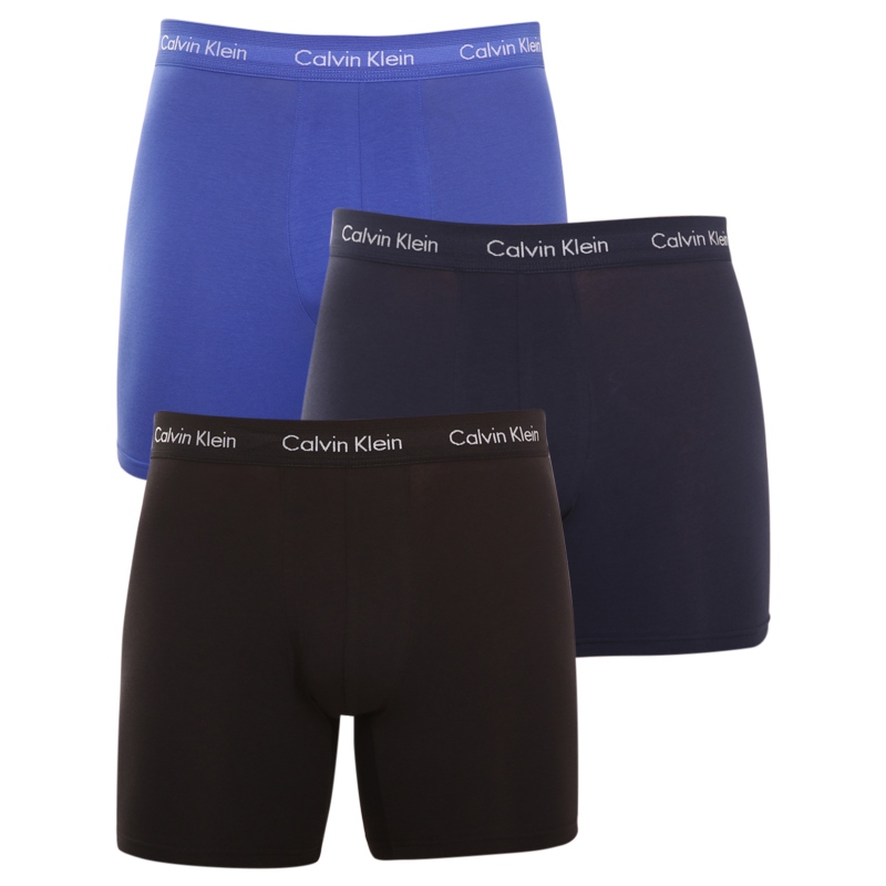 3PACK Herren Klassische Boxershorts Calvin Klein mehrfarbig (NB1770A-4KU) M.
Diese Calvin Klein Herren-Boxershorts bieten einen minimalistischen, eleganten Stil in klassischen Farben und bieten maximalen Komfort für den Alltag.
Hochwertiges Material bietet Komfort und Flexibilität
Die Boxershorts sind aus Baumwolle mit einem Hauch von Elastan gefertigt, was für eine hervorragende Atmungsaktivität, ein angenehmes Gefühl auf der Haut und ausreichende Elastizität sorgt.
Minimalistisches Design mit gewebtem Gummi
Diese hochwertigen Boxershorts verfügen über einen elastischen Bund mit Calvin Klein-Logo, der den Boxershorts nicht nur einen stilvollen Look verleiht, sondern auch dafür sorgt, dass sie den ganzen Tag lang an ihrem Platz bleiben.
Warum Sie Calvin Klein Boxershorts auf Anhieb lieben werden

Atmungsaktive Baumwolle: Ein Material, das Ihre Haut den ganzen Tag lang frisch und komfortabel hält.


Flexibilität dank Elastan: Boxershorts passen sich perfekt an Ihren Körper an.


Stilvolles Aussehen: Der gewebte Gummi mit Calvin Klein-Logo verleiht den Boxershorts einen luxuriösen Look.

Calvin Klein Unterwäsche wird von Menschen auf der ganzen Welt geliebt
Calvin Klein Herrenunterwäsche gehört zu den Aushängeschildern der Modeindustrie.
Pflegehinweise für Calvin Klein Boxershorts
Damit Ihre Boxershorts so lange wie möglich halten, ist es wichtig, diese Richtlinien zu befolgen:

Wäscherei: Wir empfehlen eine Wäsche bei 30°C, um die Weichheit und Elastizität der Baumwolle zu erhalten.


Trocknen: Boxer können problemlos bei niedrigeren Temperaturen im Wäschetrockner getrocknet werden.


Bügeln: Die Boxershorts müssen nicht gebügelt werden, sie behalten ihre Form auch ohne Bügeln.

Tip: Es kann schwierig sein, die richtige Unterwäsche zu finden, die perfekt sitzt.