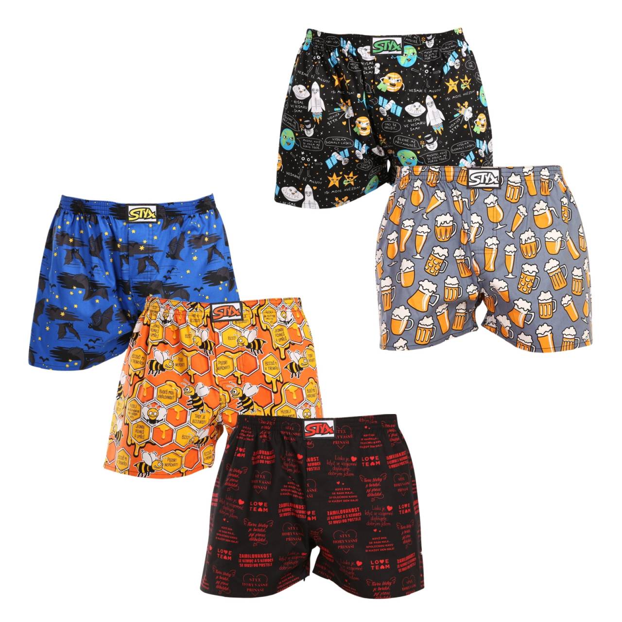 5PACK Herren Boxershorts Styx art klassischer Gummizug mehrfarbig (5A1376789) M.
Gönnen Sie sich Stil und Komfort mit den Styx-Shorts für Männer in bunten und originellen Designs.
Weiches Material für ganztägigen Komfort
Die Styx-Shorts bestehen aus 100% Baumwolle, die auch bei ganztägigem Tragen weich und atmungsaktiv ist.
Originelles Design und bequeme Passform
Die Styx-Shorts bringen mit ihren kräftigen Farben und originellen Prints Verspieltheit und einzigartigen Stil in Ihre Garderobe.
Warum Styx-Shorts?

Hergestellt in der Tschechischen Republik mit dem Schwerpunkt auf Qualität und Präzision.


Das Material aus 100% Baumwolle sorgt für Weichheit und Komfort.


Originelle und witzige Designs, die Sie von der Masse abheben werden.

Qualität aus der Tschechischen Republik, das ist Styx-Unterwäsche
Die Unterwäsche von Styx wird vollständig in der Tschechischen Republik hergestellt.
Pflegehinweise für Styx-Shorts
Um die Qualität und den Komfort Ihrer Shorts zu erhalten, beachten Sie bitte die folgenden Hinweise:

Wäscherei: Bei maximal 30 °C waschen, damit die Farben intensiv und die Baumwolle weich bleibt.


Trocknen: Wir empfehlen, sie nicht im Trockner zu trocknen, sondern sie an der Luft trocknen zu lassen.


Bügeln: Für ein glattes Aussehen können Sie die Shorts bei niedriger Temperatur bügeln.

Tip: Werden Sie mit den Tipps in unserem Artikel zum Experten für die Pflege von Dessous und geben Sie Ihren Lieblingsstücken die Pflege, die sie verdienen.