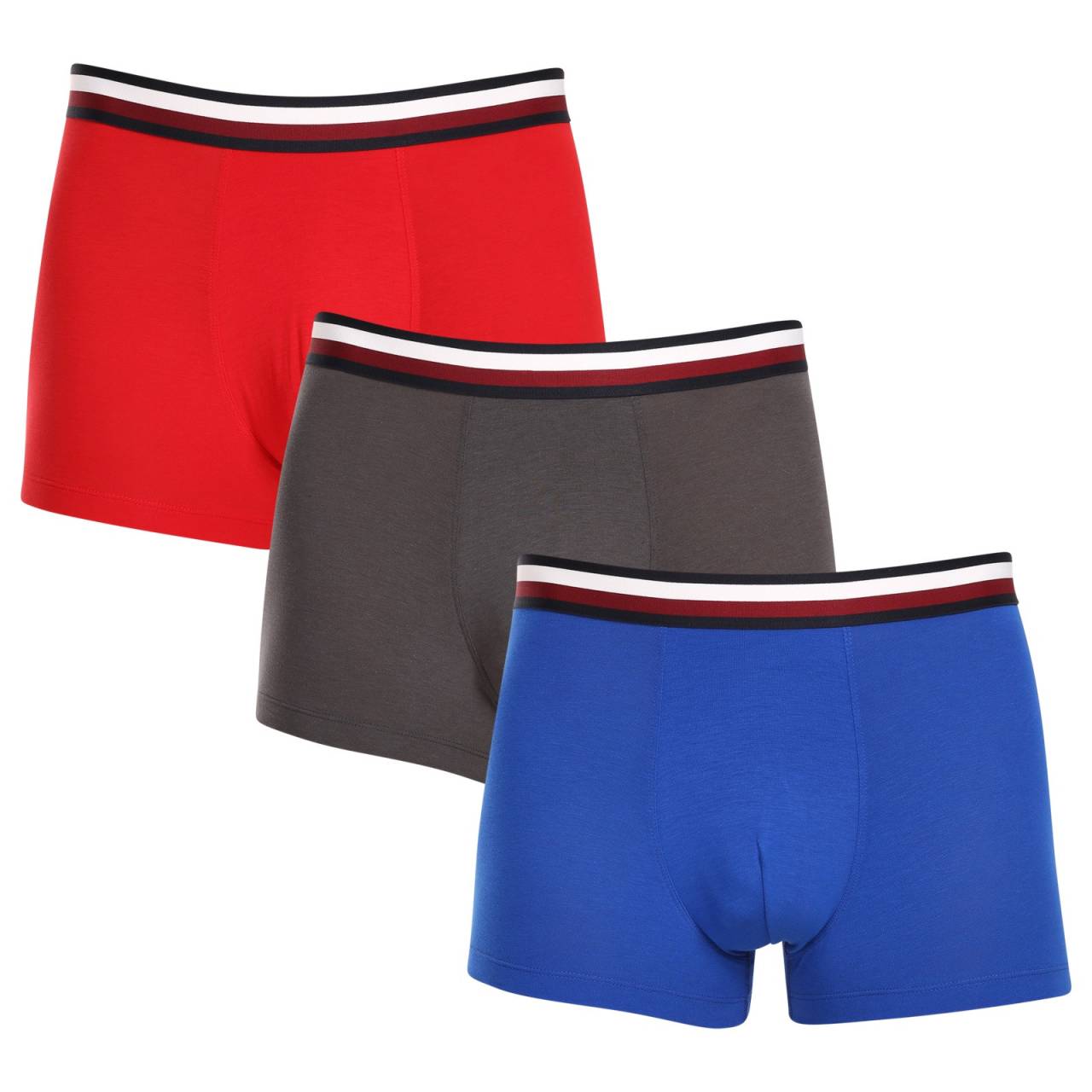 3PACK pánske boxerky Tommy Hilfiger viacfarebné (UM0UM03035 0UG) M, trenky.
Doprajte si nadčasový štýl a špičkový komfort s pánskymi boxerkami od značky Tommy Hilfiger.
Prémiový materiál pre maximálne pohodlie
Boxerky Tommy Hilfiger sú vyrobené z jemnej, na dotyk veľmi príjemnej bavlny s prímesou elastanu, ktorý im dodáva pružnosť a dlhú životnosť.
Ikonyický štýl a precízny strih
Boxerky majú dlhšie nohavičky, ktoré sa nevyhrávajú a poskytujú dostatočné zakrytie a komfort.
Prečo by vám boxerky Tommy Hilfiger nemali chýbať

Prémiová bavlna s elastanom: Mäkká, priedušná a pohodlná na celodenné nosenie.
Dlhšie nohavičky a vyšívaný guma: Stabilita, štýl a žiadne rolovanie.
Elegantný a nadčasový dizajn: Skvelé na každodenné aj špeciálne príležitosti.

Spodná bielizeň Tommy Hilfiger je zárukou najvyššej kvality
Značka Tommy Hilfiger sa stala ikonou amerického obliekania pred takmer 40 rokmi a jej farebnosť v odtieňoch modrej, červenej a bielej je rozpoznateľná na prvý pohľad.
Ako sa starať o boxerky Tommy Hilfiger

Pranie: Per na 30 °C.
Sušenie: Boxerky možno sušiť v sušičke pri nízkej teplote.
Žehlenie: V prípade potreby je možné ich žehliť na nižšiu teplotu.

Tip: Nájdenie ideálneho kúsku spodnej bielizne môže byť niekedy náročné.