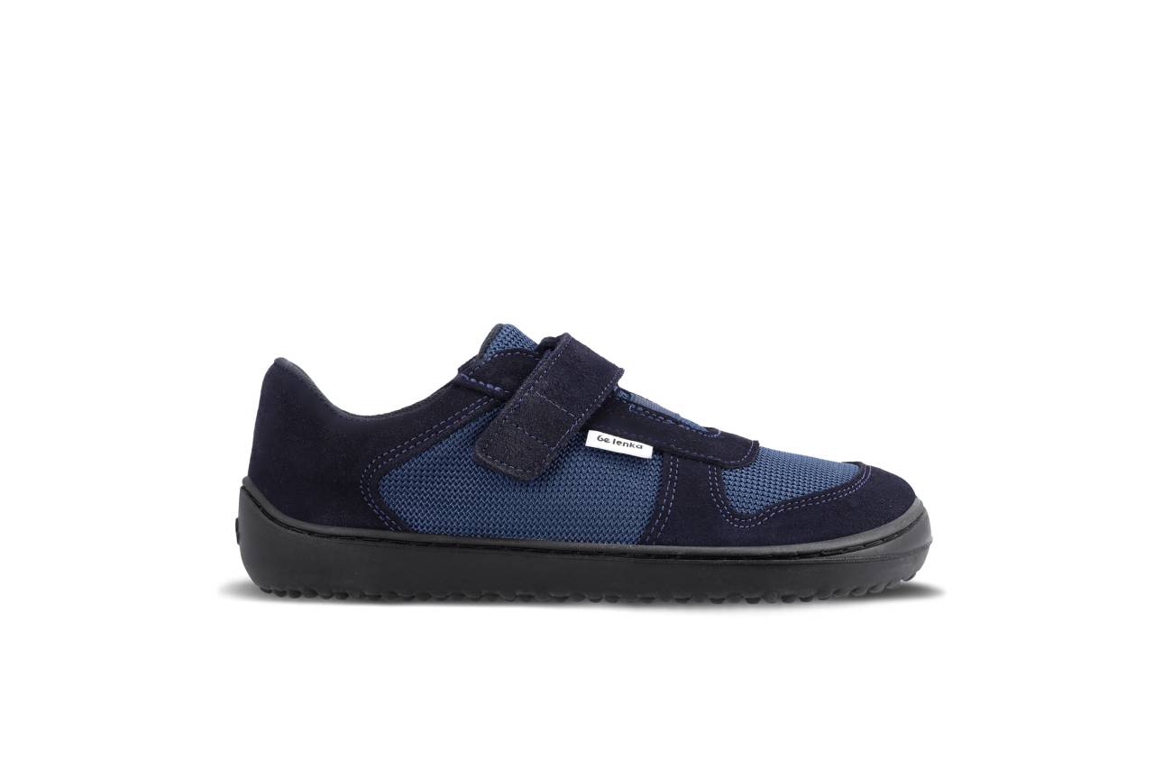 Barefoot scarpe sportive bambini Be Lenka Joy - Dark Blue & Black.
  le scarpe barefoot riproducono perfettamente la sensazione di camminare a piedi nudi come vorrebbe la natura  suola ricucita per una maggiore durata  la suola KidsComfort, grazie ai suoi solchi, garantisce una stabilità e un controllo perfetti ad ogni passo  calzata pratica grazie alla chiusura a velcro  scarpe basse e leggere con un’ allegra combinazione di pelle e tessuto  soletta rimovibile che drena benissimo l’umidità
I vantaggi della scarpa Barefoot:
  Suola ultra flessibile  Zero drop: il tallone e la punta sono alla stessa altezza per una corretta postura  Punta maggiorata per dita più rilassate  Scarpa leggera
Tipo: calzatura da città