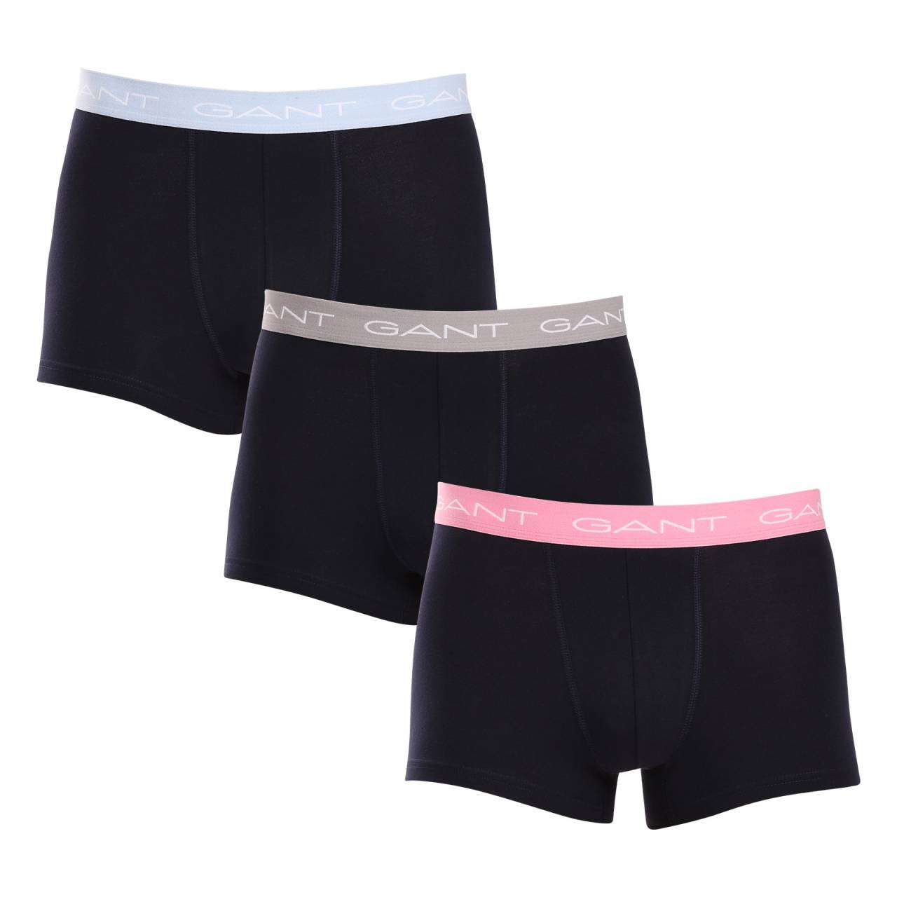 3PACK pánske boxerky Gant čierné (902423003-649) M, trenky.
Stavte na pohodlie a nadčasový vzhľad s pánskymi boxerkami GANT v nadčasovej farebnej kombinácii.
Prvotriedny materiál pre každodenné pohodlie
Boxerky sú vyrobené z kvalitnej zmesi bavlny a elastanu.
Moderný dizajn do práce aj na večerné rande
Jednoduchý dizajn dopĺňa vytkávaná guma v páse s logom GANT, ktorý je mäkký a netlačí.
Prečo by ste určite mali vyskúšať boxerky GANT

Kvalitný materiál a pohodlný strih:Mäkká bavlna s elastanom zaručuje pohodlie a skvelý strih.
Štýlový minimalistický dizajn: Klasické farebné prevedenie a vyšívané elastické logo pôsobia elegantne a moderne.
Univerzálnosť: Ideálne na každodenné nosenie, do práce, na šport aj na voľný čas.

Spodná bielizeň GANT pre štýlových mužov
Od roku 1949 je značka GANT synonymom precízneho remeselného spracovania a kvalitných materiálov.
Ako sa starať o pánske boxerky GANT
Aby vám spodná bielizeň dlho vydržala v skvelom stave, odporúčame dodržiavať tieto tipy.

Perte: Per ich pri maximálnej teplote 40 °C.
Sušenie: Boxerky môžeš sušiť v sušičke - odporúčame nastaviť šetrný program na nižšiu teplotu.
Žehlenie: Ak je to potrebné, môžeš ich žehliť na nízku teplotu, ideálne naruby.

Tip: Nájsť ten správny kus spodnej bielizne, ktorý vám dokonale padne, môže byť náročné.