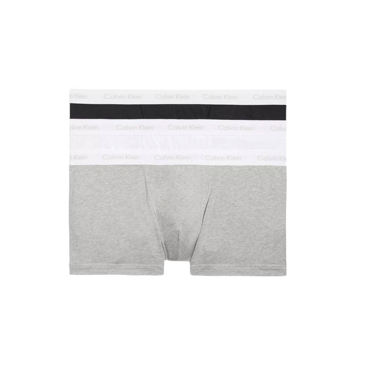 3PACK herenboxershort Calvin Klein oversized multicolour (NB2665A-32Y) 4XL.
Geniet van ultiem comfort en luxe met de Calvin Klein herenboxerslip.
Kwaliteitsmateriaal voor de hele dag comfort
De boxershorts zijn gemaakt van een eersteklas mix van katoen en elastaan.
Elegant ontwerp en praktische snit
Het geweven rubber met contrasterende Calvin Klein-logo zorgt voor een stijlvolle en tijdloze look.
Waarom je van Calvin Klein boxers zult houden

Eersteklas materiaal: De combinatie van katoen en elastaan zorgt voor zachtheid, ademend vermogen en flexibiliteit voor maximaal comfort gedurende de hele dag.


Stijlvol ontwerp: Het geborduurde elastiek met het iconische Calvin Klein-logo geeft de boxershort een elegante look die geschikt is voor elke gelegenheid.


Praktische snede: De langere pijpen en aanpasbare pasvorm zorgen voor extra comfort en bewegingsvrijheid, ideaal voor casual wear, werk en vrije tijd.

Calvin Klein ondergoed is geliefd bij mensen over de hele wereld
Calvin Klein herenondergoed is een van de paradepaardjes van de mode-industrie.
Hoe verzorg je je Calvin Klein boxershort?
Volg deze eenvoudige richtlijnen om ervoor te zorgen dat je nieuwe boxers hun uiterlijk en kwaliteit zo lang mogelijk behouden:

Wasgoed: De pen heeft een maximale temperatuur van 30 °C.


Drogen:  Drogen in de droogtrommel wordt afgeraden - aan de lucht drogen is de beste optie.


Strijken: Boxers hoeven niet gestreken te worden, wat je tijd en moeite bespaart.

Tip: Je favoriete ondergoed vinden kan een lange weg zijn, dus we willen dat je favoriete stukken lang meegaan.