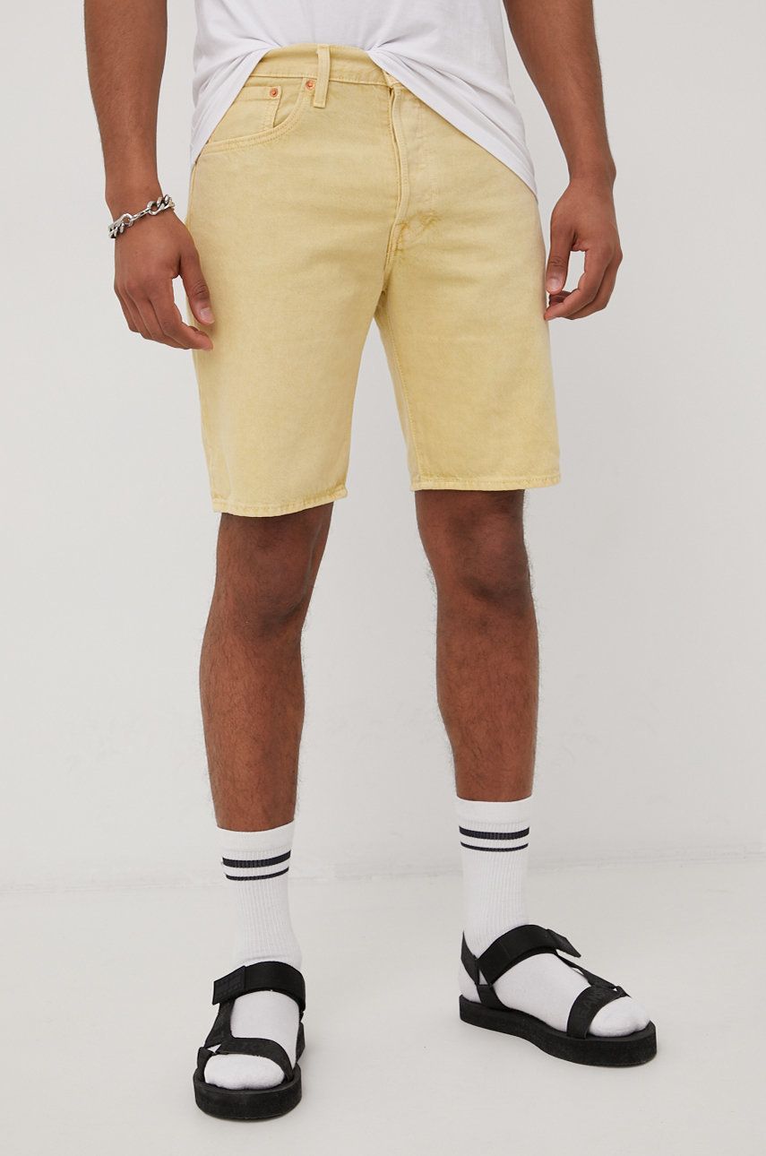 Rifľové krátke nohavice Levi's pánske, žltá farba,.