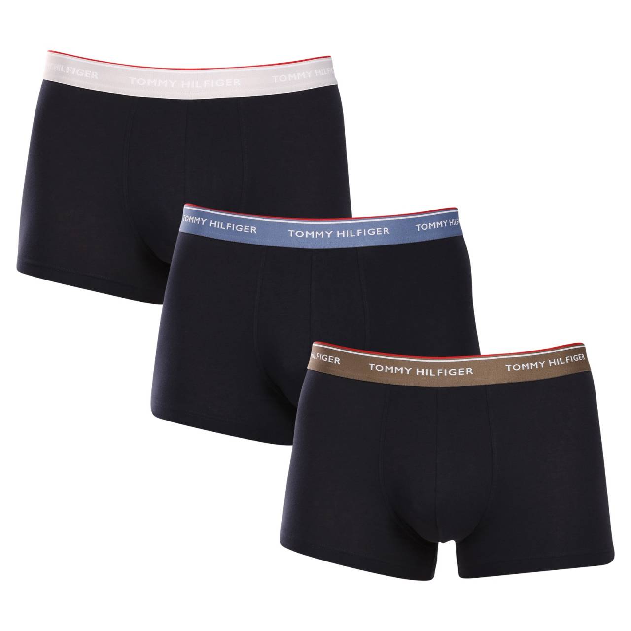 3PACK pánske boxerky Tommy Hilfiger tmavo modré (UM0UM01642 0XX) XL, trenky.
Doprajte si nadčasový štýl a špičkový komfort s pánskymi boxerkami od značky Tommy Hilfiger.
Prémiový materiál pre maximálne pohodlie
Boxerky Tommy Hilfiger sú vyrobené z jemnej, na dotyk veľmi príjemnej bavlny s prímesou elastanu, ktorý im dodáva pružnosť a dlhú životnosť.
Ikonyický štýl a precízny strih
Boxerky majú dlhšie nohavičky, ktoré sa nevyhrávajú a poskytujú dostatočné zakrytie a komfort.
Prečo by vám boxerky Tommy Hilfiger nemali chýbať

Prémiová bavlna s elastanom: Mäkká, priedušná a pohodlná na celodenné nosenie.
Dlhšie nohavičky a vyšívaný guma: Stabilita, štýl a žiadne rolovanie.
Elegantný a nadčasový dizajn: Skvelé na každodenné aj špeciálne príležitosti.

Spodná bielizeň Tommy Hilfiger je zárukou najvyššej kvality
Značka Tommy Hilfiger sa stala ikonou amerického obliekania pred takmer 40 rokmi a jej farebnosť v odtieňoch modrej, červenej a bielej je rozpoznateľná na prvý pohľad.
Ako sa starať o boxerky Tommy Hilfiger

Pranie: Per na 30 °C.
Sušenie: Boxerky možno sušiť v sušičke pri nízkej teplote.
Žehlenie: V prípade potreby je možné ich žehliť na nižšiu teplotu.

Tip: Nájdenie ideálneho kúsku spodnej bielizne môže byť niekedy náročné.