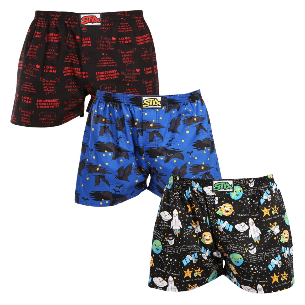 3PACK pánske trenky Styx art klasická guma viacfarebné (3A17789) M, trenírky.
Doprajte si štýl a pohodlie s pánskymi šortkami Styx v pestrých farbách a originálnom dizajne.
Mäkký materiál pre celodenné pohodlie
Šortky Styx sú vyrobené zo 100 % bavlny, ktorá ponúka mäkkosť a priedušnosť aj pri celodennom nosení.
Originálny dizajn a pohodlné nosenie
Šortky Styx vnesú do vášho šatníka hravosť a jedinečný štýl vďaka odvážnym farbám a originálnym potlačiam.
Prečo si zaobstarať šortky Styx?

Vyrobené v Českej republike s dôrazom na kvalitu a precíznosť.


Materiál zo 100 % bavlny pre mäkkosť a pohodlie.


Originálne a zábavné vzory, ktoré vás odlíšia.

Kvalita z Českej republiky, to je spodná bielizeň Styx
Spodná bielizeň Styx sa kompletne vyrába v Českej republike.
Ako sa starať o šortky Styx
Ak chcete zachovať kvalitu a pohodlie svojich šortiek, postupujte podľa týchto pokynov:

Pranie: Perte pri maximálnej teplote 30 °C, aby ste zachovali intenzívne farby a mäkkosť bavlny.


Sušenie: Neodporúčame sušenie v bubnovej sušičke, radšej ich nechajte voľne uschnúť na vzduchu.


Žehlenie: Šortky môžete žehliť pri nízkej teplote, aby mali hladký vzhľad.

Tip: Staňte sa expertom na údržbu spodnej bielizne vďaka tipom v našom článku a doprajte svojim obľúbeným kúskom starostlivosť, akú si zaslúžia.