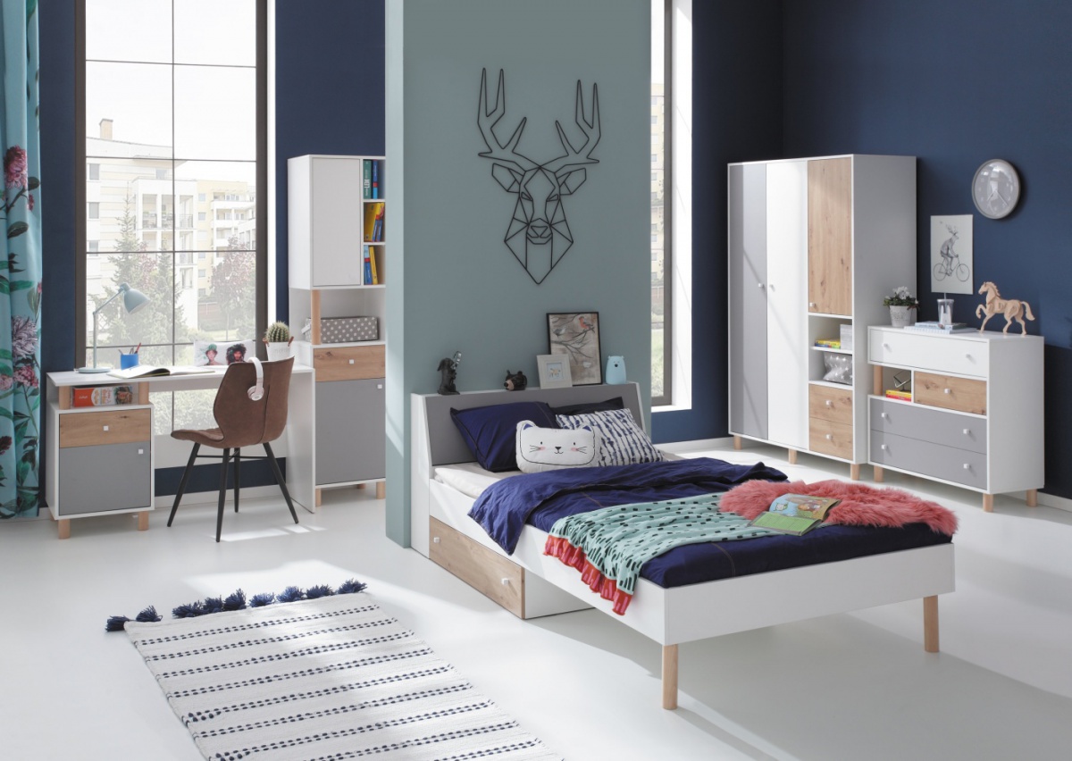 Detská izba rasmus i - biela/sivá/dub artisan.

 

Detská izba I sa skladá z týchto prvkov:


	Šatníková skriňa trojdverová Rasmus - 120x190x50cm (š, v, h)
	Písací stôl Rasmus - 125x76x55cm (š, v, h)
	Kombinovaná skriňa Rasmus 6 - 45x190x40cm (š, v, h)
	Detská posteľ Rasmus 90x200cm - 94x81x229cm (š, v, h)
	Šuplíková komoda Rasmus - 90x90x40cm (š, v, h)


 

Šatník ponúka dostatočný úložný priestor, kde môžete pohodlne umiestniť ako drobné oblečenie, tak bundy, kabáty alebo iné potreby.

 

Zapáčila sa vám kolekcia Rasmus?
