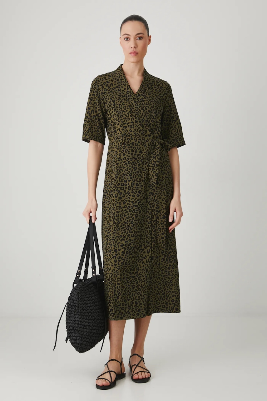 Šaty s prímesou ľanu Medicine zelená farba, midi, áčkový strih.