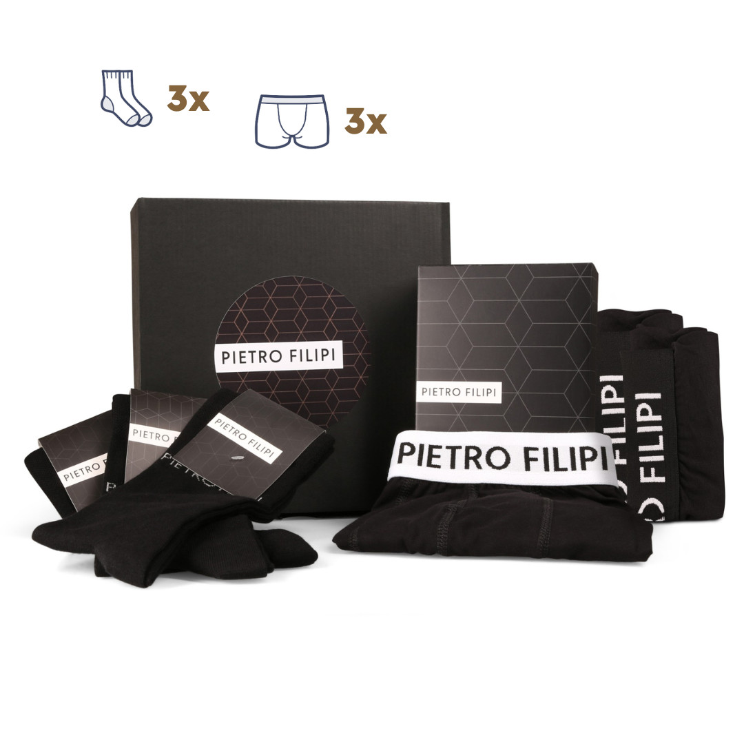 3PACK 3PACK Pietro Filipi Vīriešu dāvanu komplekts bokseri un zeķes melns (6PARC1) M.
Skaidri parādiet savam mīļotajam vīrietim, ka jums rūp viņa komforts.
Kas ietilpst Pietro Filipi apakšveļas dāvanu komplektā

3 gabali vīriešu bokseru šorti Pietro Filipi ar austu gumiju un logo


3 pāri bambusa melnu zeķu ar augstu piegriezumu Pietro Filipi

Pietro Filipi vīriešu bokseru šorti nodrošina komfortu visas dienas garumā
Pietro Filipi cieši piegulošie bokseršorti ir izgatavoti no augstas kvalitātes kokvilnas un elastāna maisījuma, kas ir patīkams uz ādas, labi novada mitrumu un lieliski pielāgojas jūsu ķermenim.
Bambusa zeķes lieliskam stilam un komfortam
Bambusa zeķes jūs iepriecinās ar savu sastāvu - bambusa šķiedras nodrošina tām maksimālu elpojamību un uzsūktspēju, tāpēc jūs jutīsieties ērti no rīta līdz vakaram.
Kāpēc ir vērts iegādāties Pietro Filipi bokseru šortu un zeķu dāvanu komplektu

Praktiska dāvana katram vīrietim.


Elegants iepakojums.


Kvalitatīvs materiāls un pārlaicīgs dizains.

Pietro Filipi apakšveļa visiem stilīgajiem vīriešiem
Pietro Filipi zīmolam Čehijas tirgū ir senas tradīcijas.
Kā kopt jauno apakšveļu
Lai pēc iespējas ilgāk izbaudītu jaunos bokserus un zeķes, iesakām ievērot šos padomus.

Veļas mazgātava: Bokseršortus var mazgāt 40 °C temperatūrā, bet zeķes ieteicams mazgāt 30 °C temperatūrā.


Žāvēšana: Bokserus varat žāvēt veļas žāvētājā, bet zeķes atstājiet žāvēties gaisā.


Gludināšana: Ja nepieciešams, gludiniet bokserus zemākā temperatūrā.

Padoms: Kļūstiet par veļas kopšanas eksperti, izmantojot mūsu rakstā sniegtos padomus, un nodrošiniet saviem iecienītākajiem apģērba gabaliem pienācīgu kopšanu.
 
Sastāvdaļas:
Zeķes - 80% bambusa, 15% poliamīda, 5% elastāna.
Bokseru šorti - 95% kokvilna, 5% elastāns