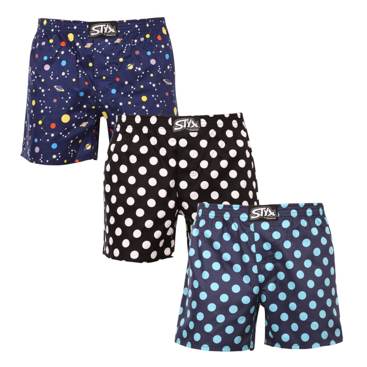 3PACK moške boksarice Styx premium art klasična guma (3AP10357) XXL.
Si želite privoščiti popolno udobje in hkrati izstopati z izvirnim slogom?
Luksuzni bombažni saten za vrhunsko udobje
Kratke hlače so izdelane iz 100-odstotnega bombažnega satena, ki jim daje mehkobo, lahkotnost in zračnost.
Klasično udobno prileganje in izvirni potiski
Moške kratke hlače Styx so ohlapnejšega kroja, ki vam omogoča največjo svobodo gibanja.
Zakaj ne smete zamuditi kratkih hlač Styx

Vrhunski bombažni saten: Zaradi razkošnega občutka in mehke teksture vam bo udobno ves dan.
Edinstvena zasnova: Izvirni vzorci in drzne barve vam bodo takoj izboljšali razpoloženje.
Češka kakovost: Natančna izdelava in dolga življenjska doba.

Kakovost iz Češke, to je spodnje perilo Styx
Spodnje perilo Styx je v celoti izdelano na Češkem.
Kako skrbeti za kratke hlače, da bodo dolgo ostale kot nove?

Pralnica: Priporočamo pranje pri 30 °C, da ohranite mehkobo in bogate barve kratkih hlač.
Sušenje: Preskočite sušilnik, da satenast material ohrani svoj razkošen videz.
Likanje: Likalnik lahko izpustite ali ga nastavite na nizko temperaturo, da ne poškodujete občutljive teksture tkanine.

Nasvet: Postanite strokovnjak za vzdrževanje spodnjega perila z z nasveti v našem članku in svojim najljubšim kosom zagotovite nego, ki si jo zaslužijo.