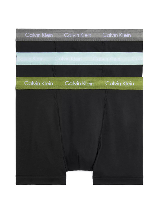 3PACK Boxers para hombre Calvin Klein multicolor (U2662G-H5N) M.
Disfruta del máximo confort y lujo con los calzoncillos bóxer para hombre de Calvin Klein.
Material de calidad para una mayor comodidad durante todo el día
Los calzoncillos están confeccionados en una mezcla de algodón y elastano de primera calidad.
Diseño elegante y corte práctico
La goma tejida con el logotipo de Calvin Klein en contraste crean un look elegante y atemporal.
Por qué te encantarán los calzoncillos Calvin Klein

Material deprimera calidad: La combinación de algodón y elastano garantiza suavidad, transpirabilidad y flexibilidad para el máximo confort durante todo el día.


Diseñoelegante: El icónico logo de Calvin Klein bordado en elástico confiere a los calzoncillos un aspecto elegante apto para cualquier ocasión.


Corte práctico: Las perneras más largas y el ajuste adaptable proporcionan una mayor comodidad y libertad de movimientos, ideal para la ropa informal, el trabajo y el ocio.

La ropa interior Calvin Klein gusta en todo el mundo
La ropa interior masculina Calvin Klein es uno de los incondicionales de la industria de la moda.
Cómo cuidar tus boxers Calvin Klein
Para que tus nuevos bóxers conserven su aspecto y calidad el mayor tiempo posible, sigue estas sencillas pautas:

Lavandería: El bolígrafo está a una temperatura máxima de 30 °C.


Secado:  No se recomienda secar en secadora - el secado al aire es la mejor opción


Planchado: Los bóxers no necesitan plancha, lo que ahorra tiempo y molestias.

Consejo: Encontrar tu ropa interior favorita puede ser un largo camino, así que queremos que tus piezas favoritas duren mucho tiempo.