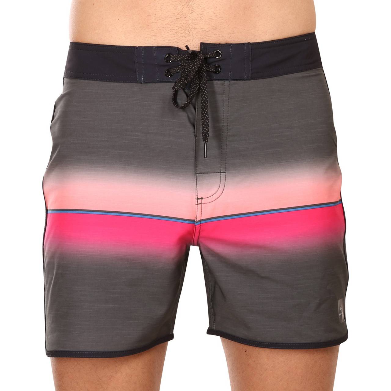 Moške kopalke Rip Curl prevelike večbarvne (046MBO-90) 3XL.
Če iščete udobne, funkcionalne in elegantne kopalke, so moške kratke hlače Rip Curl prava izbira!
Lahkoten in prilagodljiv material za največje udobje
Kopalke so izdelane iz visokokakovostnih umetnih vlaken, ki jim dajejo lahkotnost, prožnost in hitro sušenje.
Odlično prileganje in praktične podrobnosti
Športni kroj teh kopalk zagotavlja popolno svobodo gibanja, zato se boste pri vsaki dejavnosti počutili udobno.
Zakaj kopalke Rip Curl ne smejo manjkati v vaši garderobi

Prilagodljiv in hitro sušeč material: Visokokakovostna umetna vlakna za udobje in svobodo gibanja.
Športni kroj in elastičen pas: Popolnoma se prilega in ostane na mestu tudi med aktivnim gibanjem.
Trajnost in funkcionalnost: Idealno za šport, vodne aktivnosti in vsakodnevno poletno nošenje.

Rip Curl prinaša spodnje perilo za aktivne moške
Avstralska blagovna znamka Rip Curl se že od sedemdesetih let prejšnjega stoletja osredotoča na proizvodnjo kopalk, zlasti moških kopalk in kopalnih hlač.
Kako skrbeti za kopalke Rip Curl?
Da bi kopalke čim dlje ohranili v odlični kondiciji, priporočamo:

Pralnica: Perite pri 30 °C z blagim detergentom, da zaščitite elastičnost materiala.
Sušenje: Ni primerno za sušilni stroj, najbolje je, da se posuši na zraku.
Likanje: Ne likati, material je odporen na gubanje.

Nasvet: Izbira kopalk, ki se vam popolnoma prilegajo in poudarjajo vaš slog, je lahko dolgotrajna.