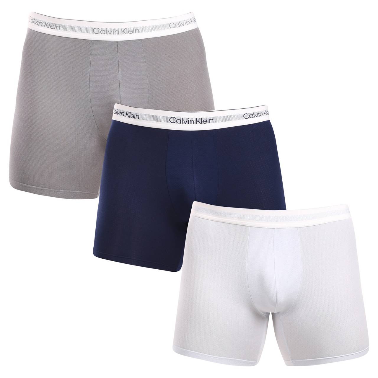 3PACK Boxers pour hommes Calvin Klein multicolore (NB3954A-PS9) XL.
Profitez d'un confort et d'un luxe ultimes avec les caleçons pour hommes Calvin Klein.
Matériau de qualité pour un confort tout au long de la journée
Ce boxer est fabriqué à partir d'un mélange de coton et d'élasthanne de première qualité.
Design élégant et coupe pratique
Le caoutchouc tissé et le logo Calvin Klein contrastant créent un look élégant et intemporel.
Pourquoi vous allez adorer les caleçons Calvin Klein

Matériau depremière qualité: La combinaison de coton et d'élasthanne assure douceur, respirabilité et souplesse pour un confort maximal tout au long de la journée.


Designélégant: L'élastique brodé du logo emblématique de Calvin Klein confère à ce boxer un look élégant qui convient à toutes les occasions.


Coupepratique: Les jambes plus longues et la coupe adaptable offrent un confort supplémentaire et une liberté de mouvement, idéale pour les tenues décontractées, le travail et les loisirs.

Les sous-vêtements Calvin Klein sont appréciés dans le monde entier.
Les sous-vêtements pour hommes Calvin Klein sont l'un des piliers de l'industrie de la mode.
Comment entretenir votre boxer Calvin Klein
Pour que vos nouveaux boxers conservent leur aspect et leur qualité le plus longtemps possible, suivez ces quelques conseils :

Blanchisserie: Le stylo est à une température maximale de 30 °C.


Séchage:  Le séchage en tambour n'est pas recommandé - le séchage à l'air libre est la meilleure option.


Repassage: Les caleçons n'ont pas besoin d'être repassés, ce qui vous permet d'économiser du temps et de l'énergie.

Conseil : La recherche de vos sous-vêtements préférés peut s'avérer longue, c'est pourquoi nous voulons que vos pièces favorites durent longtemps.