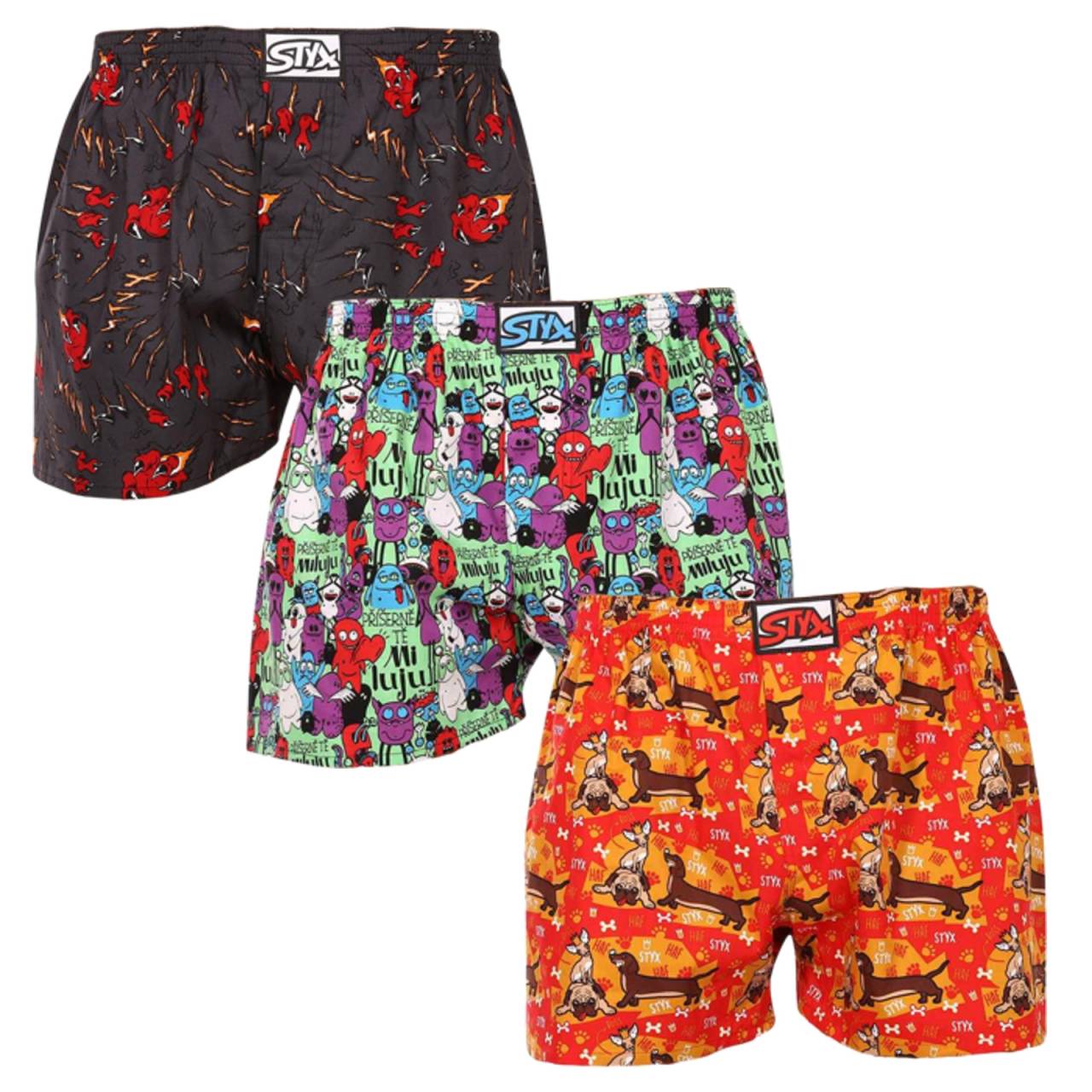 3PACK Herren Boxershorts Styx art klassischer Gummizug mehrfarbig (3A15245) S.
Gönnen Sie sich Stil und Komfort mit den Styx-Shorts für Männer in bunten und originellen Designs.
Weiches Material für ganztägigen Komfort
Die Styx-Shorts bestehen aus 100% Baumwolle, die auch bei ganztägigem Tragen weich und atmungsaktiv ist.
Originelles Design und bequeme Passform
Die Styx-Shorts bringen mit ihren kräftigen Farben und originellen Prints Verspieltheit und einzigartigen Stil in Ihre Garderobe.
Warum Styx-Shorts?

Hergestellt in der Tschechischen Republik mit dem Schwerpunkt auf Qualität und Präzision.


Das Material aus 100% Baumwolle sorgt für Weichheit und Komfort.


Originelle und witzige Designs, die Sie von der Masse abheben werden.

Qualität aus der Tschechischen Republik, das ist Styx-Unterwäsche
Die Unterwäsche von Styx wird vollständig in der Tschechischen Republik hergestellt.
Pflegehinweise für Styx-Shorts
Um die Qualität und den Komfort Ihrer Shorts zu erhalten, beachten Sie bitte die folgenden Hinweise:

Wäscherei: Bei maximal 30 °C waschen, damit die Farben intensiv und die Baumwolle weich bleibt.


Trocknen: Wir empfehlen, sie nicht im Trockner zu trocknen, sondern sie an der Luft trocknen zu lassen.


Bügeln: Für ein glattes Aussehen können Sie die Shorts bei niedriger Temperatur bügeln.

Tip: Werden Sie mit den Tipps in unserem Artikel zum Experten für die Pflege von Dessous und geben Sie Ihren Lieblingsstücken die Pflege, die sie verdienen.