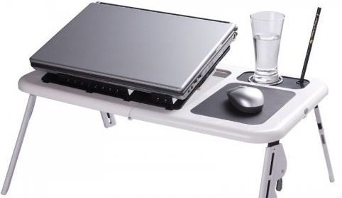 Viacúčelový skladací stolík pre laptop s dvojitým ventilátorom.