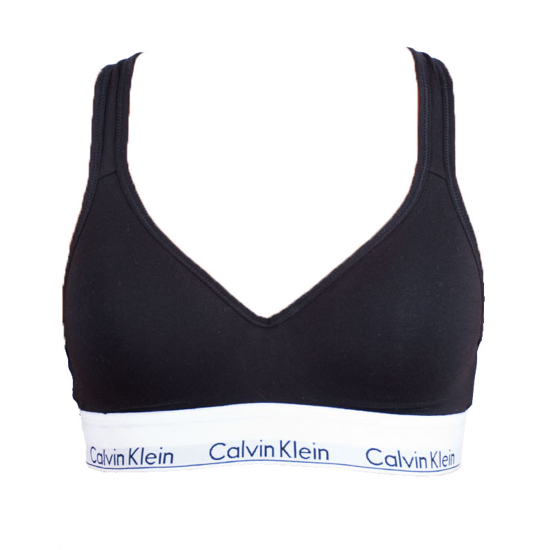 Damen BH Calvin Klein schwarz (QF1654E-001) XS.
Gönnen Sie sich die perfekte Kombination aus Komfort, Funktionalität und zeitlosem Design mit diesem Calvin Klein Damen-BH.
Angenehmes Material, das sich gut trägt
Der BH ist aus einer hochwertigen Mischung aus Baumwolle, Modal und Elastan gefertigt.
Moderner Schnitt mit Liebe zum Detail
Der sportliche Schnitt mit gekreuzten Trägern am Rücken und ohne Verschluss bietet nicht nur ein interessantes Designelement, sondern auch hervorragenden Halt und Tragekomfort.
Warum Sie einen Calvin Klein-BH ausprobieren sollten

Hochwertige Materialmischung: Weich im Griff, dehnbar und atmungsaktiv für ganztägigen Komfort.
Bequemer sportlicher Schnitt ohne Verschluss: Ideal für das tägliche Tragen und leichte körperliche Aktivitäten.
Stylisches Design mit dem kultigen Calvin Klein-Logo: Ein minimalistischer Look, der nie aus der Mode kommt.

Calvin Klein Unterwäsche wird von Menschen auf der ganzen Welt geliebt
Calvin Klein Herrenunterwäsche gehört zu den Aushängeschildern der Modeindustrie.
Wie man einen BH pflegt
Damit Ihr BH so gut wie neu bleibt, empfehlen wir Ihnen, die folgenden Pflegehinweise zu beachten.

Waschen: Waschen Sie den BH vorsichtig bei 30 °C, am besten in einem schützenden Wäschebeutel.
Trocknen: Stecken Sie Ihren BH auf keinen Fall in den Trockner.
Bügeln: Sie haben den BH nicht gebügelt.

Tip: Es kann schwierig sein, die richtige Unterwäsche zu finden, die perfekt sitzt.