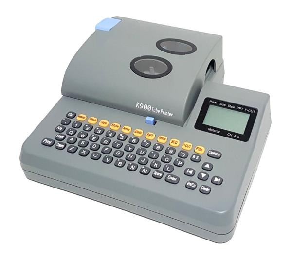 Biovin K900 popisovač bužírok.
Tlač na bužírky o priemere až 6.0 mm
Tlač na samolepiace štítky o šírke 6, 9 a 12 mm
Rozlíšenie 300 dpi
Rýchlosť tlače 25 mm/s
LCD displej - 14 znakov, 2 riadky
Termotransferová tlač
Tlač automatických číselných radov alebo alfanumerických
Vnútorná pamäť 1GB (až 128 súborov)
Tlačová pamäť až 1000 znakov
Pripojenie k počítaču pomocou USB portu
Prevádzkové podmienky 15 - 35°C
Automatický nástrih bužírky/štítkov
Manuálny koncový odrez

Balenie obsahuje: popisovač bužírok Biovin K900, kufrík, softvér, USB kábel, adaptér, farbiaca páska a štítková páska.