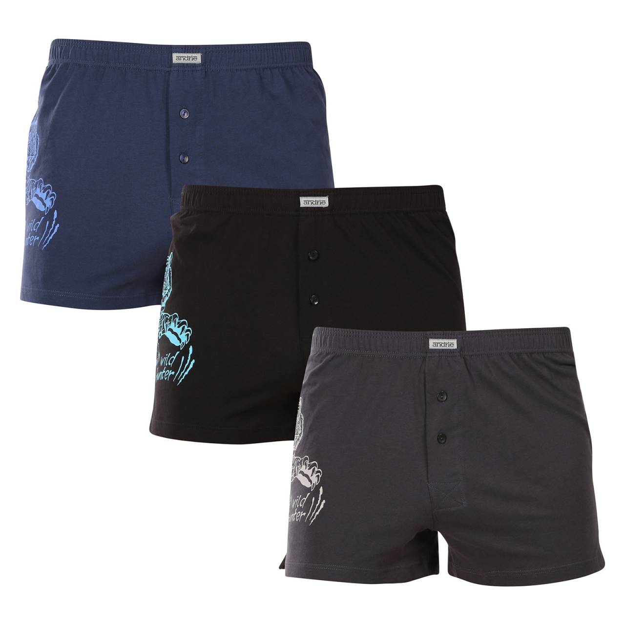 3PACK Herenboxershort Andrie veelkleurig (PS 5852) XXL.
Voeg een comfortabel en stijlvol stuk toe aan je garderobe met de Andrie herenshort multipack in klassieke kleuren.
Eersteklas materiaal voor de hele dag comfort
De Andrie shorts zijn gemaakt van 100% katoen en bieden zachtheid en ademend vermogen.
Elegant ontwerp en comfortabele pasvorm
Het trio shorts heeft subtiele patronen in verschillende kleuren die een moderne look en originaliteit aan je garderobe toevoegen.
Waarom een korte broek van Andrie?

100% katoen voor zachtheid en comfort.


Klassieke losse pasvorm voor maximaal comfort.


Fatsoenlijk ontwerp dat geschikt is voor elke gelegenheid.

Andrie biedt Tsjechisch ondergoed voor mannen die weten wat ze willen
Herenshorts Andrie onderscheiden zich door hun aangename materialen en de kwaliteit van de afwerking.
Hoe je Andria's shorts moet verzorgen
Volg deze eenvoudige stappen om de kwaliteit en het comfort van je korte broek te behouden:

Wasgoed: Was op maximaal 40 °C met milde wasmiddelen om het materiaal zacht en de patronen intens te houden.


Drogen: Droog de shorts niet in de droger, we raden aan om ze aan de lucht te laten drogen.


Strijken: Voor een gladde look kun je de shorts op een lage temperatuur strijken.

Tip: Word een expert in het onderhouden van lingerie met de tips in ons artikel en geef je favoriete lingerie de zorg die ze verdient.