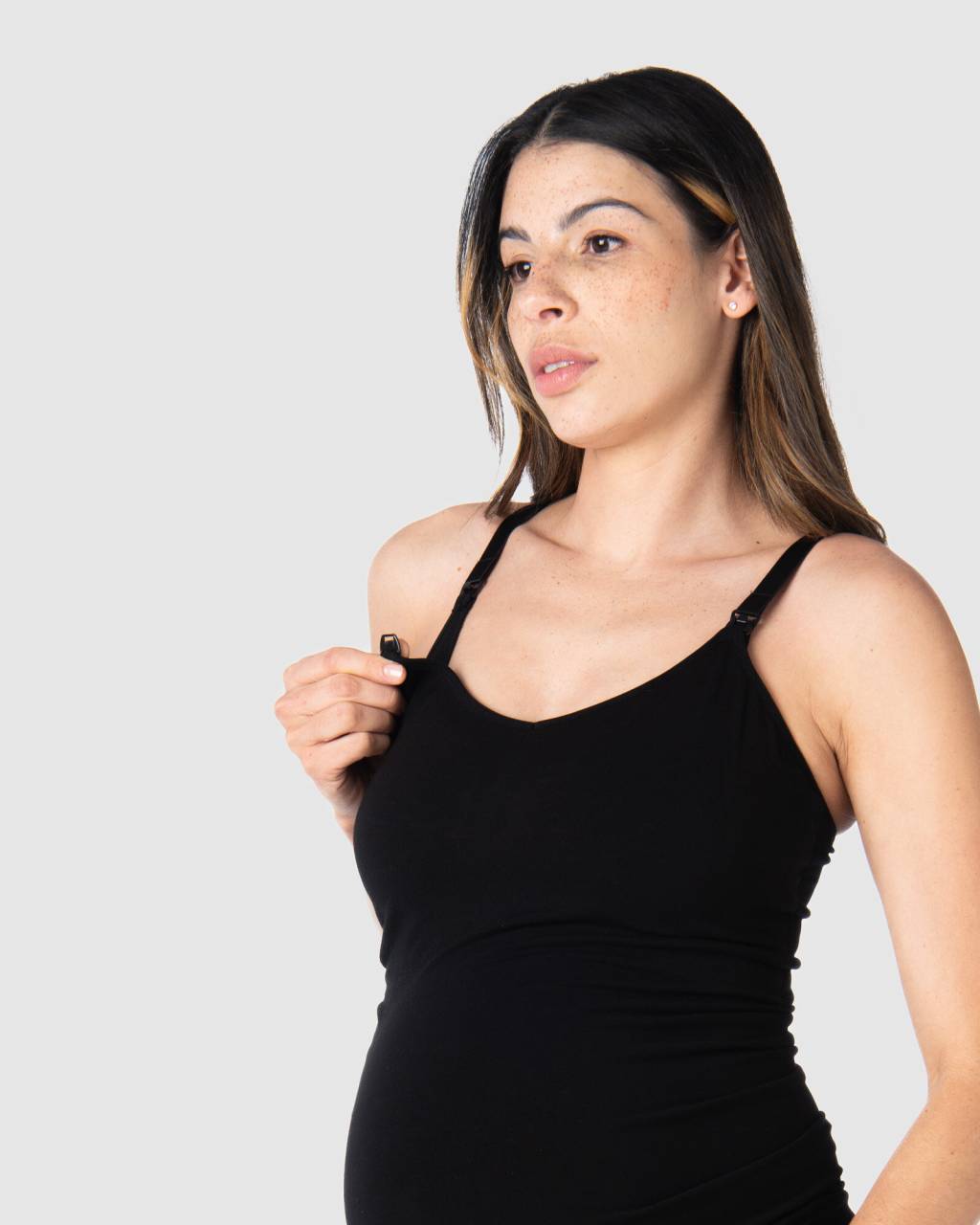 Dámske tielko Hotmilk My Necessity Camisole kojacia čierne (MNCB) XL.
Dojčiace tielko Hotmilk My Necessity je ideálnym spoločníkom pre všetky fázy materstva.
Kvalitný materiál pre tvoje dokonalé pohodlie
Dojčiace tielko Hotmilk je vyrobené z jemného materiálu s prímesou elastanu, ktorá je pružná a príjemná na dotyk.
Prepracovaný dizajn s praktickými detailmi
Čierna dojčiaca košieľka Hotmilk je navrhnutá s ohľadom na pohodlie, maximálnu praktickosť a tiež pekný vzhľad.
Prečo by si mala dojčiacu košieľku Hotmilk vyskúšať

Prispôsobivý materiál: Elastická látka s prídavkom elastanu sa dokonale prispôsobí tvojmu meniacemu sa telu počas tehotenstva aj po pôrode, takže tielko porastie s tebou a nebude ťa obmedzovať.


Jednoduché dojčenie: Praktické klipy pre jednoručné otvorenie umožňujú ľahký a diskrétny prístup k prsníku, čo oceníš obzvlášť v noci alebo na verejnosti.


Univerzálne použitie: Skvelé na každodenné nosenie, spanie, pobyt v pôrodnici aj prvé dni doma s bábätkom.


Variabilný strih: Vďaka dizajnu, ktorý pokrýva tri veľkosti košíčkov, a podpore pre rôzne veľké prsia, je toto tielko flexibilné a vhodné pre každú fázu materstva.

Spodná bielizeň Hotmilk podporí tvoje sebavedomie počas tehotenstva a obdobia dojčenia
Obdobie tehotenstva a raného materstva patrí k obdobiam v živote ženy, kedy sa telo mení doslova z hodiny na hodinu.
Na prvý pohľad sa od bežnej ponuky tehotenskej a dojčiacej spodnej bielizne odlišujú podprsenky, nohavičky alebo košieľky svojim vzhľadom, pretože kladú dôraz nielen na praktickú stránku veci, ale predovšetkým na to, aby ženám pristali.
Starostlivosť o tielko Hotmilk My Necessity
Aby ti tvoja obľúbená dojčiaca košieľka vydržala dlho a zvládla s tebou tehotenstvo i dojčenie, venuj jej dostatočnú starostlivosť.

Pranie: Odporúčame prať na šetrný cyklus pri maximálnej teplote 30 °C.


Sušenie: Sušenie v sušičke nie je odporúčané, aby sa zachovala pružnosť materiálu.


Žehlenie: Žehlenie obvykle nie je nutné, ale pokiaľ chceš tielko prežehliť, nastav žehličku na nižšiu teplotu vhodnú pre elastické materiály a žehliť naruby, aby sa chránili elastické časti.

Tip: Aby ti táto exkluzívna bielizeň vydržala čo najdlhšie v perfektnom stave, zaslúži si výnimočné zaobchádzanie.