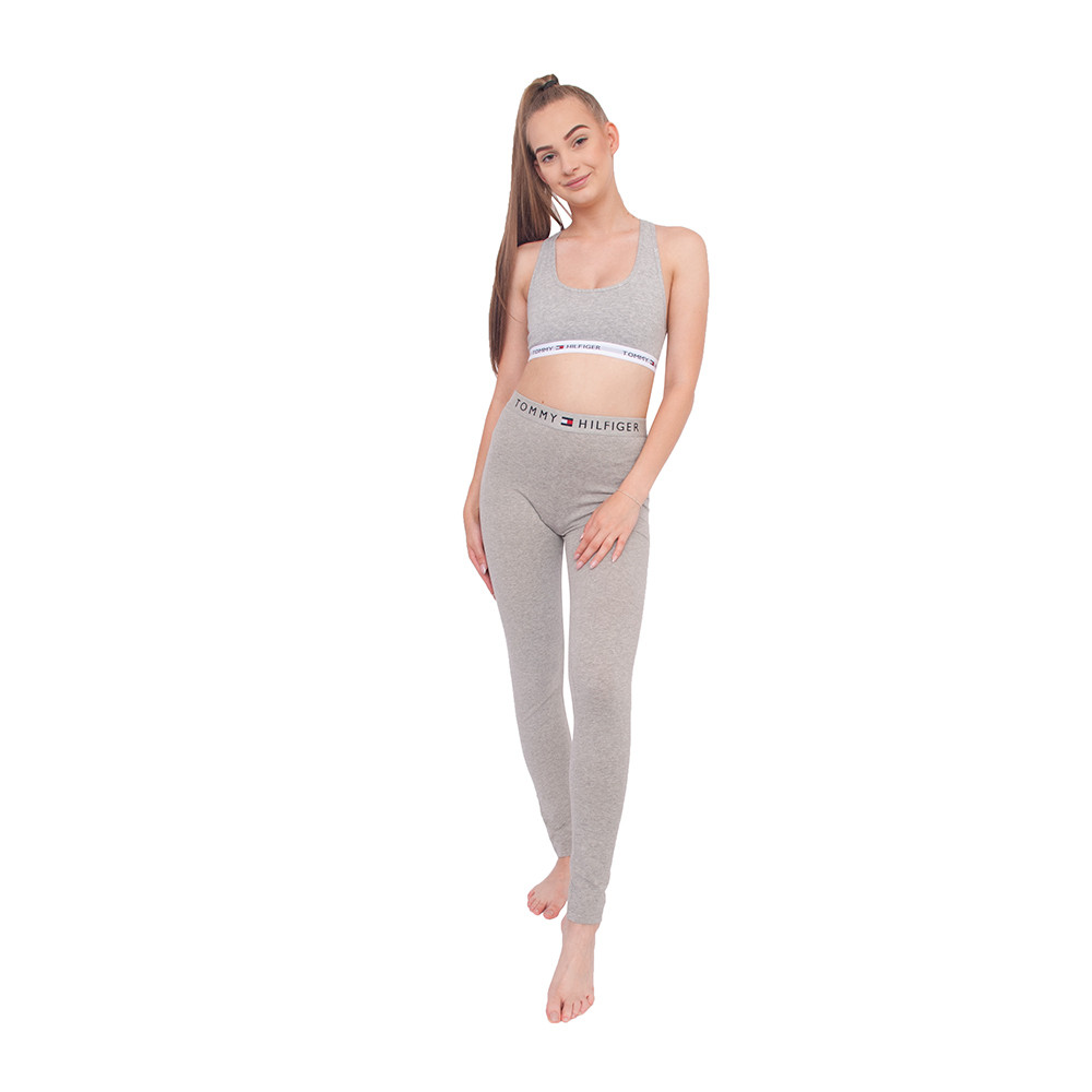 Dámske legíny Tommy Hilfiger sivé (UW0UW01646 004) M.
Hľadáte pohodlné a elastické dámske legíny?
  
Tieto dámske legíny sú vyrobené z bavlny (95%) a elastanu (5%), sú veľmi príjemné na nosenie, majú príjemnú vytkávanou gumu, ktorá nikde neškrtí, ani sa nezarezáva.
Čo sa týka prania, odporúčame ich prať maximálne na 30 ° C a nesušiť v sušičke, inak by sa mohlo stať, že už nebude možné legíny nosiť.
