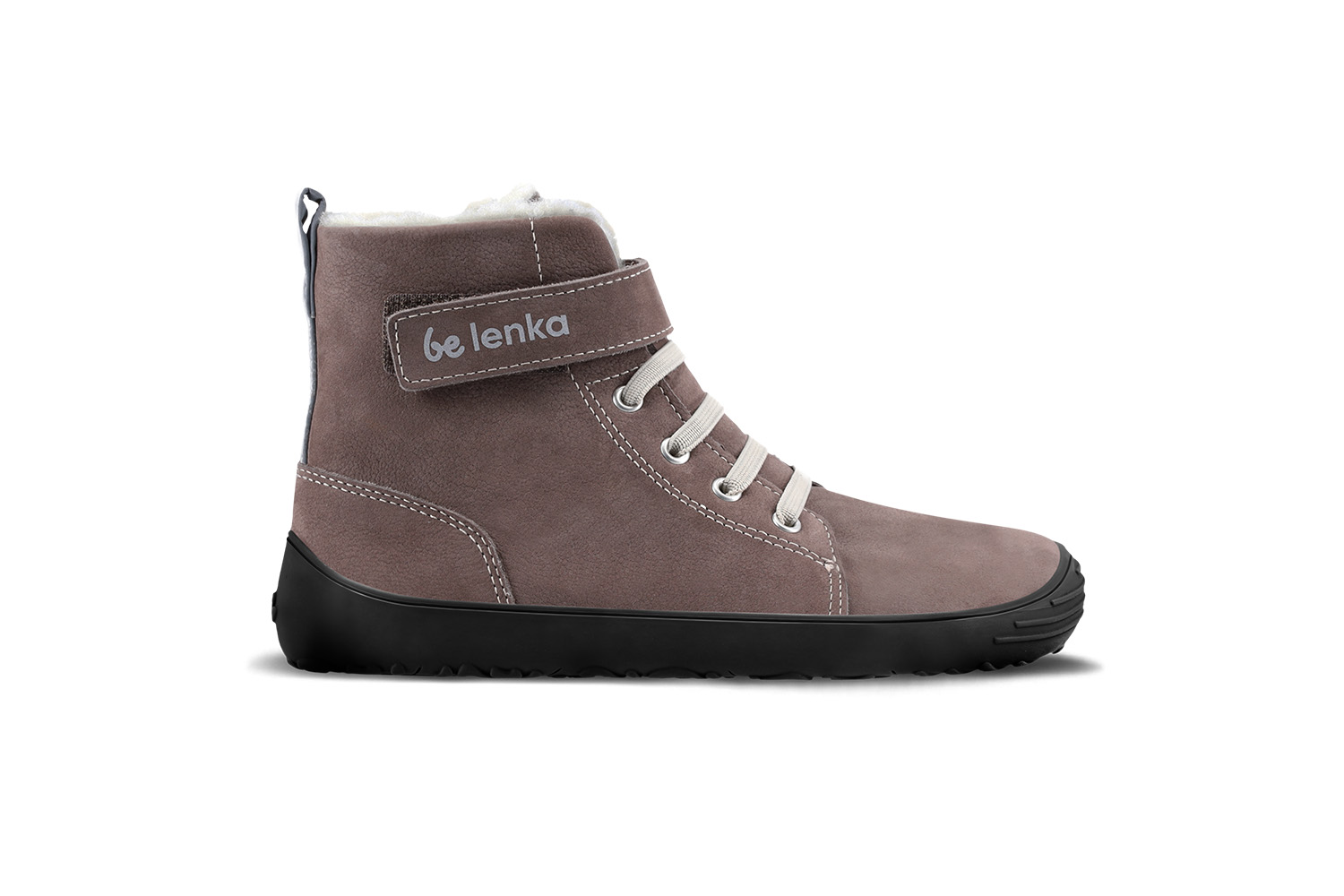 Barefoot bambini scarpe invernali Be Lenka Winter Kids - Chocolate.
Tomaia: pelleFodera: lana merino (membrana idrorepellente)Soletta: rimovibile (lana merino, foglia di alluminio, lattice)Suola: KidsUltraGrip (TR)Prodotte in PortogalloEAN/SKU: %eanorsku%
.insulation-properies{display:flex}@media(max-width:991px){.insulation-properies{flex-direction:column}}﻿﻿﻿﻿

Le scarpe barefoot riproducono perfettamente la sensazione di camminare a piedi nudi come vorrebbe la naturaLa fodera in lana con ottime proprietà termoregolatrici protegge i piedi dal freddoLa suola KidsComfort grazie al suo battistrada garantisce una perfetta stabilità e controllo ad ogni passo durante i movimenti quotidianiCalzata semplice grazie agli elasticiLa forma della linguetta impedisce allo sporco di penetrare all’interno della scarpaGli elementi riflettenti per la migliore visibilitàL’ampio spazio in punta assicura un movimento naturale e libero per le vostre dita
I vantaggi della scarpa Barefoot:
Suola flessibileZero drop (il tallone e la punta sono alla stessa altezza per una migliore postura)Punta maggiorata per dita più rilassateScarpa leggera
Tipo: calzatura da città