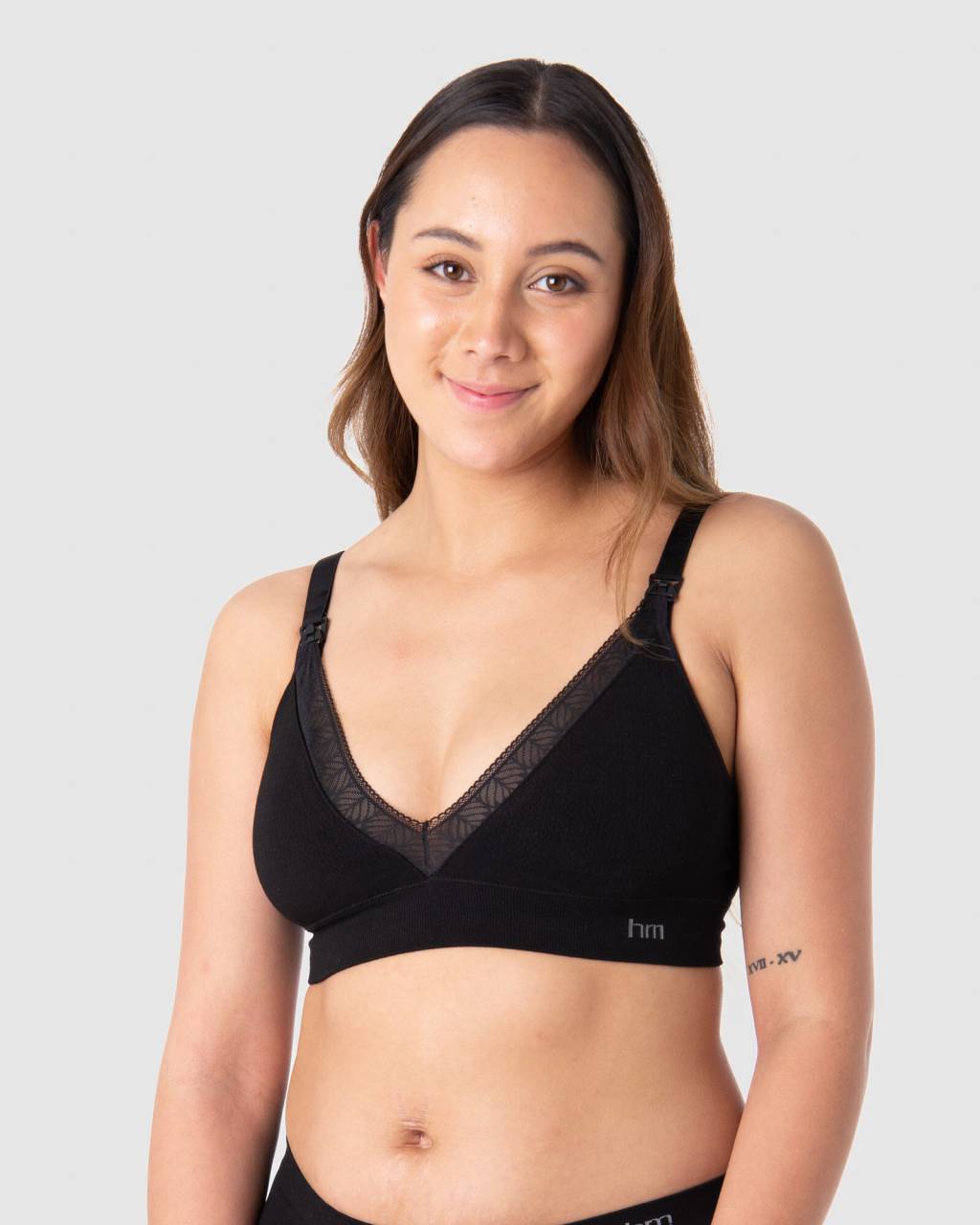 Hotmilk Soutien-gorge pour femmes Caress Seamfree Bamboo REGULAR CAP nursing black (CPB-regular) L.
Le soutien-gorge d'allaitement Hotmilk est le choix idéal pour les femmes enceintes et allaitantes qui recherchent le confort et la praticité avec une touche d'élégance.
Matériau de qualité pour un confort maximal et un soutien efficace
La combinaison de viscose de bambou et d'élasthanne garantit que le soutien-gorge Hotmilk est non seulement confortable au toucher, mais aussi flexible et adaptable.
Un design élégant avec des caractéristiques pratiques
La couleur noire du soutien-gorge, complétée par les délicats détails en dentelle au niveau de l'encolure, crée un look élégant et sophistiqué que vous pouvez facilement associer à différentes tenues.
Pourquoi les soutiens-gorge Hotmilk valent la peine d'être essayés

Un maximum de confort et d'adaptabilité: La viscose de bambou assure la respirabilité, la thermorégulation et l'évacuation de l'humidité, tandis que la coupe flexible s'ajuste jusqu'à 2 ou 3 tailles de bonnet.


Caractéristiques pratiques pour l'allaitement: Le système de fixation rapide et le panneau de soutien latéral permettent d'allaiter facilement et confortablement à tout moment.


Design élégant avec détails en dentelle: Les délicats ornements en dentelle à l'encolure confèrent style et sophistication à ce soutien-gorge, idéal pour les décolletés.


Coussinets amovibles pour une forme parfaite : Les coussinets en mousse fine assurent une forme arrondie parfaite des seins et couvrent les mamelons pour un aspect lisse sous les vêtements.

Les sous-vêtements Hotmilk pour renforcer votre confiance en vous pendant la grossesse et l'allaitement
La période de la grossesse et du début de la maternité est l'un des moments de la vie d'une femme où le corps change littéralement d'heure en heure.
À première vue, les soutiens-gorge, les culottes ou les chemises se distinguent de la gamme habituelle de sous-vêtements de maternité et d'allaitement parce qu' ils mettent l'accent non seulement sur l'aspect pratique, mais aussi et surtout sur le fait qu'ils sont agréables à porter pour les femmes.
Comment entretenir un soutien-gorge d'allaitement Hotmilk ?
Pour que votre nouveau soutien-gorge reste longtemps en parfait état, nous vous recommandons de suivre les recommandations suivantes.

Blanchisserie: Nous recommandons de laver le soutien-gorge à 30°C, idéalement à la main avec un détergent doux.


Séchage: Évitez de sécher sur le radiateur, dans le sèche-linge ou à la lumière directe du soleil pour ne pas endommager le matériau.

Conseil : Pour que cette lingerie exclusive dure le plus longtemps possible en parfait état, elle mérite un traitement exceptionnel.