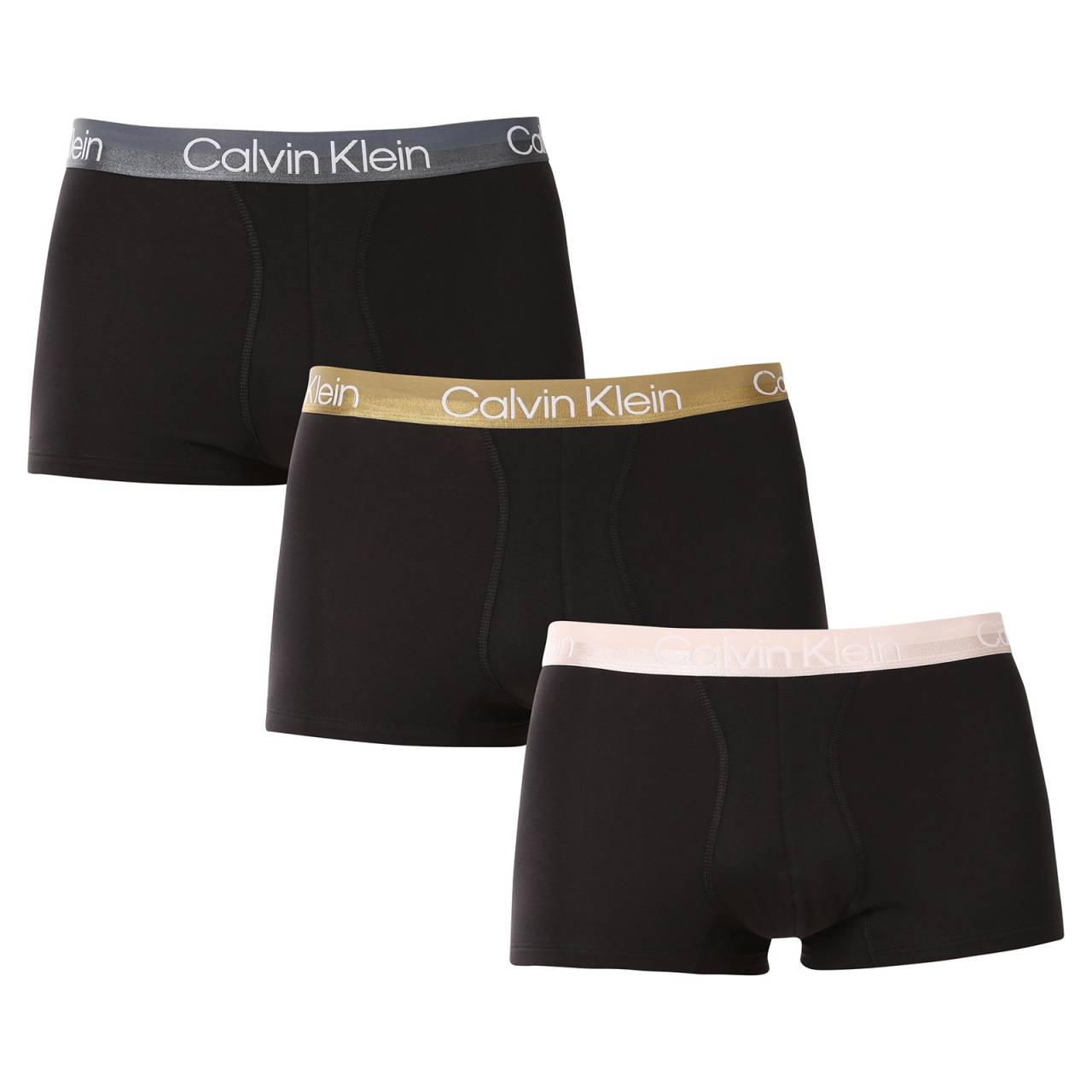 3PACK Boxers para hombre Calvin Klein negro (NB2970A-Q14) XXL.
¿Quieres unos boxers que te ofrezcan una comodidad perfecta, un diseño moderno y la máxima calidad?
Material de primera calidad para una mayor comodidad durante todo el día
Estos calzoncillos bóxer están confeccionados con una combinación de fibras artificiales que garantizan la combinación perfecta de suavidad, flexibilidad y durabilidad.
Diseño moderno y ajuste perfecto
El look minimalista con cintura elástica se complementa con el logotipo de Calvin Klein, que confiere a los bóxers un estilo lujoso y sofisticado.
¿Por qué te encantarán los calzoncillos Calvin Klein?

Material ligero y transpirable: Ideal para uso diario y actividades deportivas exigentes.
Bragas más cortas: Permiten libertad de movimientos, no se amontonan y no aprietan.
Secado rápido y duradero: Perfecto para un estilo de vida activo.
Diseño atemporal: El diseño minimalista y el aspecto lujoso de Calvin Klein.

La ropa interior Calvin Klein gusta en todo el mundo
La ropa interior masculina Calvin Klein es uno de los incondicionales de la industria de la moda.
¿Cómo cuidar los bóxers?
Para que tus calzoncillos mantengan su forma y calidad perfectas el mayor tiempo posible, sigue estas pautas:

Lavandería: Se recomienda lavar a 30 °C con detergente suave.
Planchado: No se recomienda para evitar dañar el material.
Secadora: No se recomienda secar en la secadora, sino al aire libre.

Consejo: Encontrar la prenda interior adecuada que se adapte perfectamente a ti puede ser todo un reto.