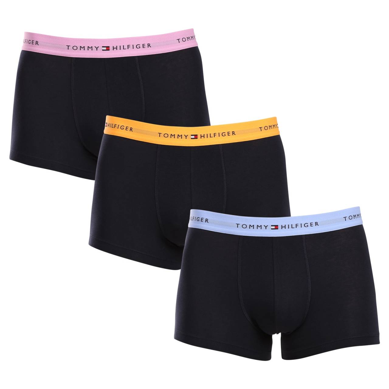 3PACK moške boksarice Tommy Hilfiger temno modre (UM0UM02763 0VI) XL.
Privoščite si brezčasen slog in vrhunsko udobje z moškimi boksericami Tommy Hilfiger.
Vrhunski material za maksimalno udobje
Boksarice Tommy Hilfiger so izdelane iz mehkega, na otip prijetnega bombaža z dodatkom elastana, ki jim daje prožnost in trpežnost.
Ikoničen slog in natančen kroj
Bokserji imajo daljše noge, ki se ne zvijajo, ter zagotavljajo zadostno pokritost in udobje.
Zakaj ne smete zamuditi boksaric Tommy Hilfiger

Vrhunski bombaž z elastanom: Mehke, zračne in udobne za celodnevno nošenje.
Daljše noge in elastičen pas: Stabilnost, slog in brez premikanja.
Elegantna in brezčasna zasnova: Odlično za vsak dan in posebne priložnosti.

Spodnje perilo Tommy Hilfiger je zagotovilo najvišje kakovosti
Blagovna znamka Tommy Hilfiger je pred skoraj 40 leti postala ikona ameriškega oblačenja, njena barvita paleta modre, rdeče in bele barve pa je prepoznavna že na prvi pogled.
Kako skrbeti za bokserje Tommy Hilfiger

Pralnica: Per pri 30 °C.
Sušenje: Bokserje lahko sušite v sušilnem stroju pri nizki temperaturi.
Likanje: Po potrebi jih lahko likate pri nižji temperaturi.

Nasvet: Iskanje popolnega spodnjega perila je včasih lahko izziv.