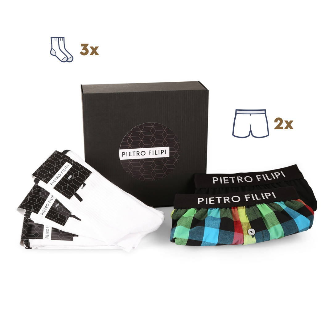 Pánska darčeková sada 2PACK trenky a 3PACK bielé sportové ponožky Pietro Filipi (3PG0V1) XL, trenírky.
Dajte svojmu obľúbenému mužovi najavo, že vám záleží na jeho pohodlí.
Čo darčeková súprava spodnej bielizne Pietro Filipi obsahuje

2 kusy pánskych trenírok Pietro Filipi s tkanou gumou a logom


3 páry športových bielych ponožiek Pietro Filipi vysokého strihu

Štýl a pohodlie v jednom s trenírkami Pietro Filipi
Pánske šortky Pietro Filipi vám poskytnú maximálne pohodlie v každej situácii.
Ponožky Pietro Filipi vám prinášajú pohodlie a štýl
Športové ponožky Pietro Filipis vysokým strihom sú skvelou voľbou pre každého, kto hľadá spojenie elegancie a funkčnosti.
Prečo sa oplatí kúpiť darčekovú súpravu boxeriek a ponožiek Pietro Filipi

Praktický darček pre každého muža.


Elegantné balenie.


Kvalitný materiál a nadčasový dizajn.

Spodná bielizeň Pietro Filipi pre všetkých štýlových mužov
Značka Pietro Filipi má na českom trhu dlhoročnú tradíciu.
Ako sa starať o novú spodnú bielizeň
Aby vám radosť z nových trenírok a ponožiek vydržala čo najdlhšie, odporúčame vám dodržiavať tieto rady.

Pranie: Trenírky perte pri teplote 40 °C, no v prípade ponožiek odporúčame teplotu 30 °C.


Sušenie: Šortky môžete sušiť v sušičke, ponožky však nechajte schnúť na vzduchu.


Žehlenie: Ak musíte, šortky vyžehlite pri nižšej teplote.

Tip: Staňte sa expertom na údržbu spodnej bielizne vďaka tipom v našom článku a doprajte svojim obľúbeným kúskom starostlivosť, akú si zaslúžia.