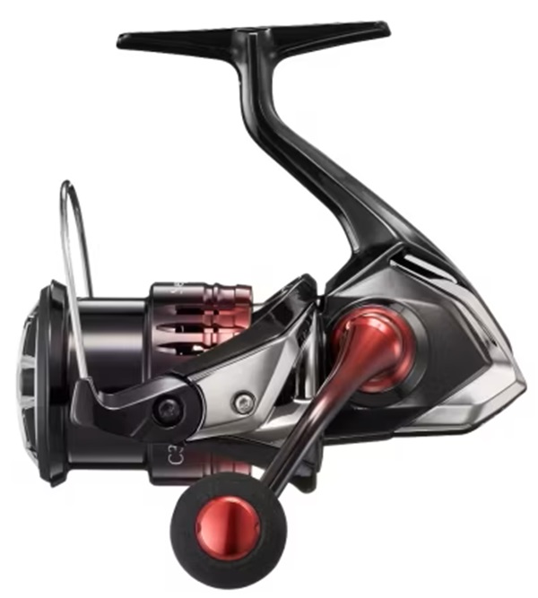 Shimano navijak sephia c3000s bb.
 So závideniahodnou históriou siahajúcou mnoho rokov do minulosti bol tento model doladený k dokonalosti, aby maximalizoval váš výkon.
 Predĺžená okrúhla rukoväť EVA je pohodlná a bezpečná, aj keď je mokrá, a keď cítite tlak pri zábere, je možné Rapid Fire Drag rýchlo upraviť tak, aby poskytoval perfektný tlak pre situáciu a veľkosť chobotnice.
 Začlenenie cievky s dlhým zdvihom a vycibrené technológie Silent Drive ďalej umocňuje zážitok z rybolovu.
 K celkovému pocitu a vyváženiu navijaku tiež prispieva G Free Body, ktoré váži iba 225g a perfektne vyvažuje najobľúbenejšie 2,5 m EGI prúty.
 Plytká cievka je ideálna pre lov kalmáre a hliníková cievka AR-C zaisťuje maximálne vedenie vlasca pri agresívnom rybolove.
 Pre dokonalú kombináciu je možné navijak Sephia BB spojiť s prútom Sephia BB, ktorý má grafiku rovnakej farby.