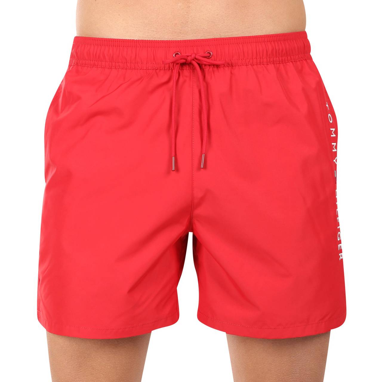 Pánske plavky Tommy Hilfiger červené (UM0UM03258 XLD) M.
Hľadáte plavky, ktoré spájajú luxusný dizajn, pohodlie a funkčnosť?
Ľahký a rýchloschnúci materiál
Plavky sú vyrobené z umelých vlákien, ktorý je nielen mimoriadne ľahký, ale aj rýchlo schne.
Pohodlný strih, ktorý dokonale padne
Vďaka mierne športovému strihu a rýchloschnúcemu materiálu sa tieto plavky skvele hodia nielen na plávanie a relax na pláži, ale aj na vodné športy alebo bežné nosenie počas horúcich letných dní.
Prečo by ste mali vyskúšať plavky Tommy Hilfiger

Rýchloschnúci materiál: Odolnosť a rýchle schnutie pre maximálne pohodlie.
Štýlový dizajn: Decentné logo Tommy Hilfiger dodáva prémiový vzhľad.
Pohodlný strih: Elastický pás so sťahovacou šnúrkou zaručujú skvelé prispôsobenie a voľnosť pohybu.

Spodná bielizeň Tommy Hilfiger zaručuje najvyššiu kvalitu
Značka Tommy Hilfiger sa pred takmer 40 rokmi stala ikonou amerického obliekania a jej farebnosť v tónoch modrej, červenej a bielej je rozpoznateľná na prvý pohľad.
Ako sa starať o plavky Tommy Hilfiger?
Aby si plavky zachovali kvalitu a farbu čo najdlhšie, je dôležité ich správne udržiavať:

Pranie: Odporúčame prať na 30 °C s jemným pracím prostriedkom, aby nedošlo k poškodeniu materiálu.
Sušenie: Sušenie: Nesušiť v sušičke – najlepšie je nechať ich voľne uschnúť na vzduchu.
Žehlenie: Nežehliť, materiál sa sám vyrovná a zostane hladký.

Tip: Výber plaviek, ktoré vám dobre padnú a zvýraznia váš štýl, môže byť beh na dlhé trate.