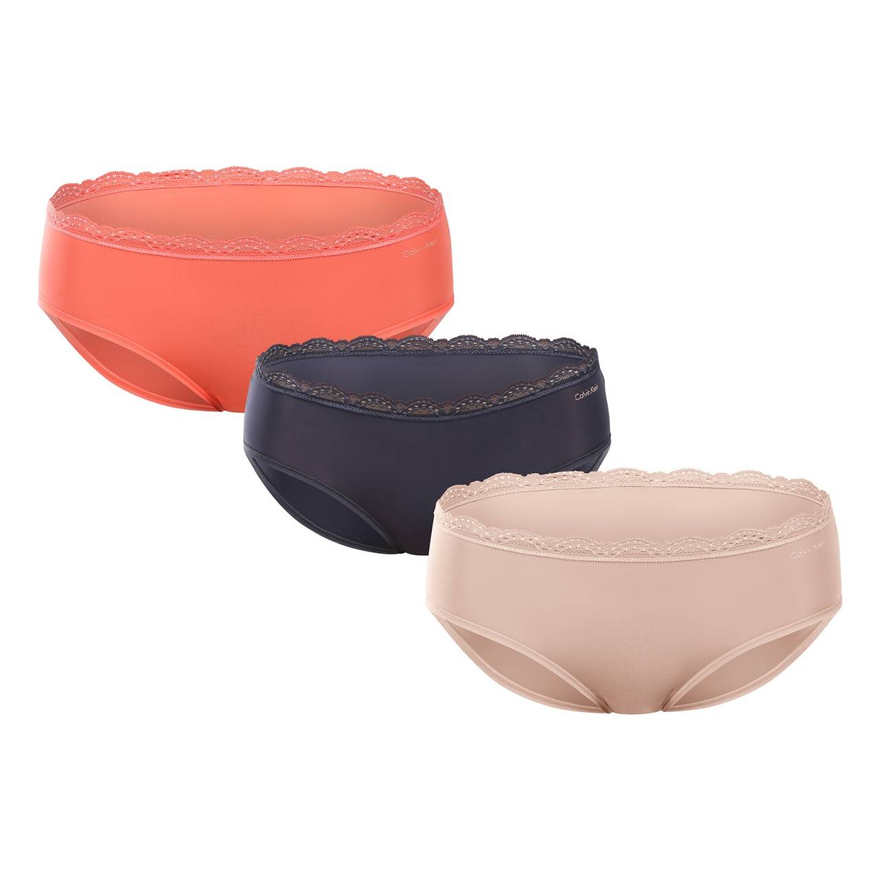 3PACK Dames slip Calvin Klein veelkleurig (QD5302-WAS) S.
Comfort, elegantie en iconische stijl - dat is wat Calvin Klein damesslips je brengen.
Zacht en lichtgewicht materiaal voor maximaal comfort
Kunstvezel met een hoog percentage polyamide garandeert zachtheid en lichtheid, de slips zijn ook ademend en sneldrogend.
Eenvoud met een elegant tintje
De zachte en klassieke kleuren zijn perfect voor elke stijl, de elastische tailleband met kanten randje geeft de lingerie een romantisch tintje.
Waarom heb je Calvin Klein-slipjes in je kit?

Zacht en lichtgewicht materiaal dat je niet beperkt.
Comfortabele klassieke snit en stijlvol kant voor een elegante look.
Topkwaliteit van Calvin Klein die je niet in de steek laat.

Calvin Klein ondergoed is geliefd bij mensen over de hele wereld
Het uitzonderlijke Calvin Klein ondergoed is een van de paradepaardjes van de mode-industrie.
Hoe je Calvin Klein slips moet onderhouden
Om je favoriete slipje lang in goede conditie te houden, raden we je aan deze onderhoudstips te volgen.

Wasgoed: Wassen op een maximumtemperatuur van 30 °C, bij voorkeur met de hand of in een beschermende zak.
Drogen: Droog het niet in de droger.
Strijken: Niet strijken - niet nodig vanwege het gladde oppervlak en het fijne materiaal.

Tip: Je favoriete ondergoed verdient een zachte behandeling.