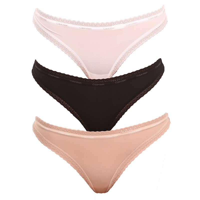 3PACK dámske tangá Calvin Klein viacfarebné (QD3802E-FIY) S.
Pohodlie, elegancia a ikonický štýl - to vám prinášajú tangá Calvin Klein.
Mäkký a ľahký materiál pre maximálne pohodlie
Syntetické vlákno s vysokým podielom polyamidu zaručuje mäkkosť a ľahkosť a tangá sú priedušné a rýchloschnúce.
Jednoduchý dizajn s elegantným nádychom
Jemné a klasické farby sa dokonale hodia ku každému štýlu, tkaná guma v páse s čipkovým lemom dodáva bielizni romantický nádych.
Prečo mať vo svojom outfite tangá Calvin Klein

Mäkký a ľahký materiál, ktorý vás nebude obmedzovať.
Pohodlný minimalistický strih a štýlová čipka pre elegantný vzhľad.
Prvotriedna kvalita od značky Calvin Klein, ktorá vás nesklame.

Spodnú bielizeň Calvin Klein milujú ľudia na celom svete
Výnimočná spodná bielizeň Calvin Klein patrí k stáliciam módneho priemyslu.
Ako sa starať o tangá Calvin Klein
Aby vaše obľúbené tangá vydržali dlho v skvelom stave, odporúčame držať sa nasledujúcich tipov na údržbu.

Perte: Per pri maximálnej teplote 30 °C, ideálne ručne alebo v ochrannom sáčku.
Sušenie: Nesuš v sušičke.
Žehlenie: Nežehliť – vďaka hladkému povrchu a jemnému materiálu nie je potrebné.

Tip: Vaša obľúbená spodná bielizeň si zaslúži šetrné zaobchádzanie.