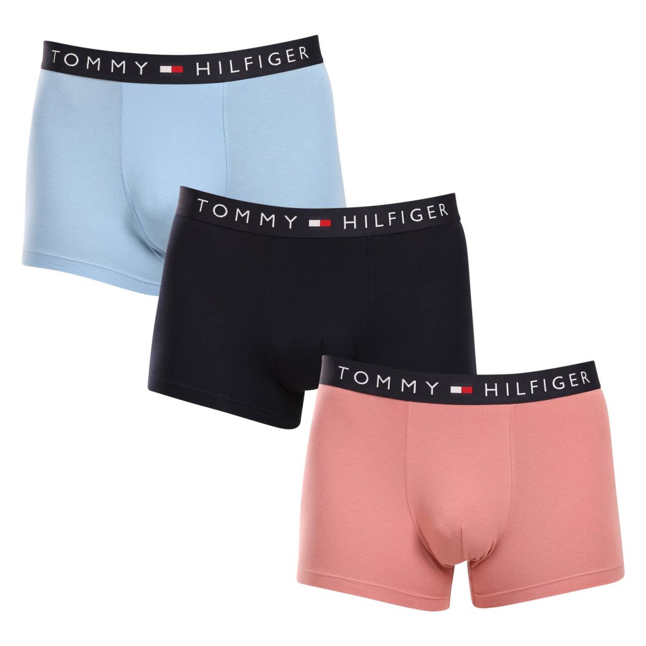 3PACK Herren Klassische Boxershorts Tommy Hilfiger mehrfarbig (UM0UM03180 0XO) M.
Gönnen Sie sich zeitlosen Stil und höchsten Komfort mit den Herren-Boxershorts von Tommy Hilfiger.
Hochwertiges Material für maximalen Komfort
Die Tommy Hilfiger Boxershorts sind aus weicher, sehr angenehm zu tragender Baumwolle mit einem Hauch von Elastan gefertigt, was ihnen Flexibilität und Haltbarkeit verleiht.
Ikonischer Stil und präziser Schnitt
Die Boxershorts haben längere Beine, die nicht hochgekrempelt werden und ausreichend Abdeckung und Komfort bieten.
Warum Sie Tommy Hilfiger Boxershorts nicht verpassen dürfen

Hochwertige Baumwolle mit Elastan: Weich, atmungsaktiv und bequem für ganztägigen Tragekomfort.
Längeres Bein und elastischer Bund: Stabilität, Stil und kein Scrollen.
Elegantes und zeitloses Design: Ideal für den Alltag und besondere Anlässe.

Tommy Hilfiger Unterwäsche ist eine Garantie für höchste Qualität
Die Marke Tommy Hilfiger wurde vor fast 40 Jahren zu einer Ikone amerikanischer Kleidung, und ihre farbenfrohe Palette aus Blau, Rot und Weiß ist auf den ersten Blick zu erkennen.
Pflegehinweise für Tommy Hilfiger Boxershorts

Waschen: Per bei 30 °C.
Trocknen: Boxer können bei niedriger Temperatur im Wäschetrockner getrocknet werden.
Bügeln: Falls erforderlich, können sie bei einer niedrigeren Temperatur gebügelt werden.

Tip: Das perfekte Stück Unterwäsche zu finden, kann manchmal eine Herausforderung sein.
