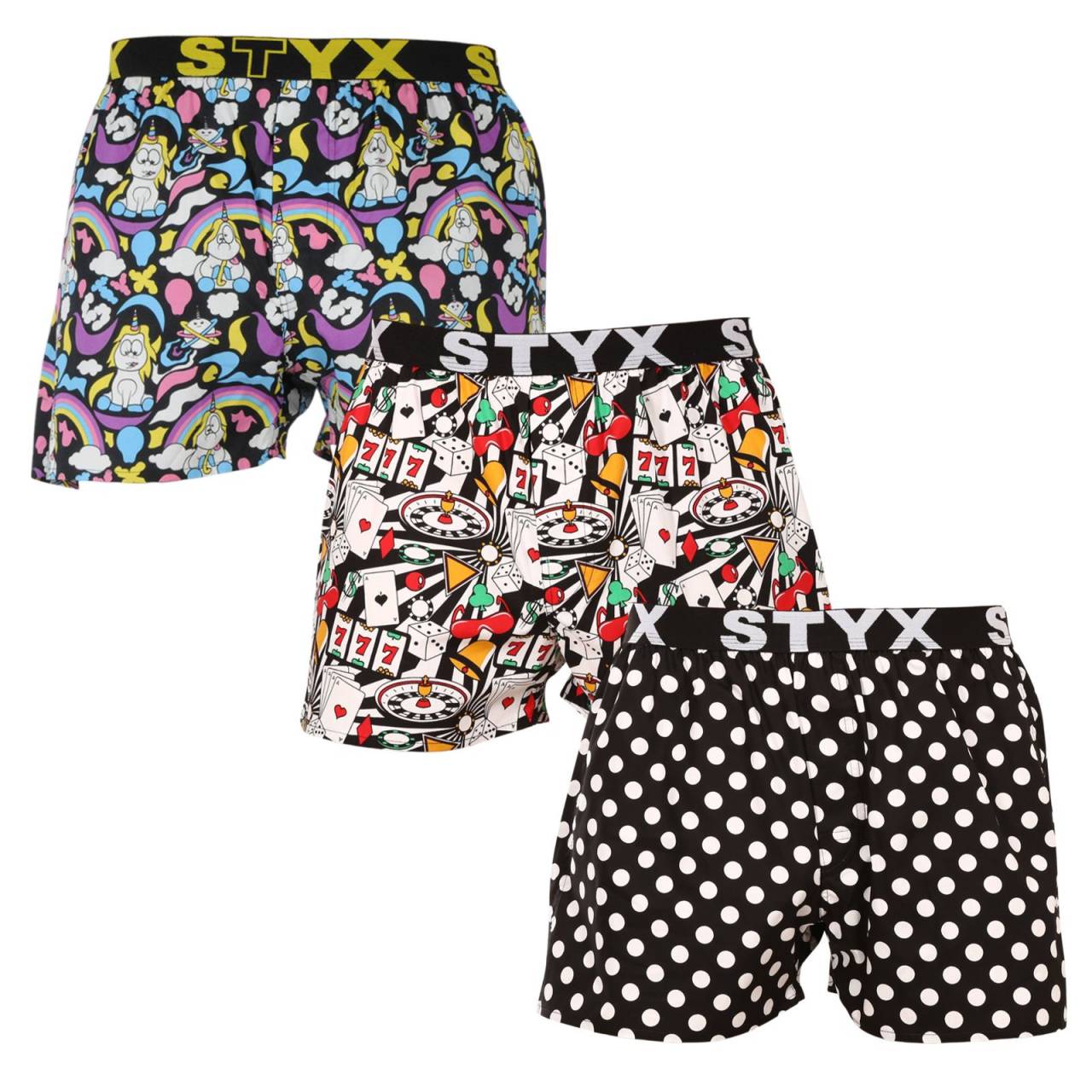 3PACK Herren Boxershorts Styx art sportlich mit Gummizug mehrfarbig (3B11830) XL.
Sie suchen Shorts, die Komfort, Originalität und hochwertige Verarbeitung vereinen?
Hochwertiges Material für maximalen Komfort
Die Styx-Shorts bestehen aus 100 % Baumwolle und sind daher atmungsaktiv, leicht und angenehm zu tragen.
Stylischer Look und funktionaler Schnitt
Dank des lockeren Schnitts bieten die Shorts maximale Bewegungsfreiheit, die Sie nicht nur tagsüber, sondern auch bei sportlichen Aktivitäten schätzen werden.
Warum lieben Sie Styx-Shorts?

100% Baumwolle für hohen Tragekomfort: Atmungsaktives und bequemes Material.
Tschechische Qualität: Die Shorts werden komplett in der Tschechischen Republik hergestellt.
Lockere Passform für maximalen Komfort: Ideal für den täglichen Gebrauch und zur Entspannung.
Stilvolle Designs: Keine langweilige Schublade, sondern eine gute Dosis an Originalität und Stil.

Die tschechische Marke Styx bietet Spaß und Premiumqualität
Styx-Unterwäsche wird besonders bei denjenigen beliebt sein, denen Individualität wichtig ist.
Wie kann man sich um sie kümmern?
Damit Ihre Shorts so lange wie neu halten, empfehlen wir Ihnen, diese Richtlinien zu befolgen.

Waschen: Maschinenwäsche bei 30 °C, um die Weichheit der Baumwolle zu erhalten.
Trockner: Es ist nicht ratsam, die Shorts im Trockner zu trocknen, sondern sie frei an der Luft trocknen zu lassen.
Bügeln: Sie können die Shorts bei mittlerer Hitze bügeln, um das Material nicht zu beschädigen.

Tip: Werden Sie ein Experte für die Pflege von Unterwäsche mit den Ratschlägen in unserem Artikel und geben Sie Ihren Lieblingsstücken die Pflege, die sie verdienen.