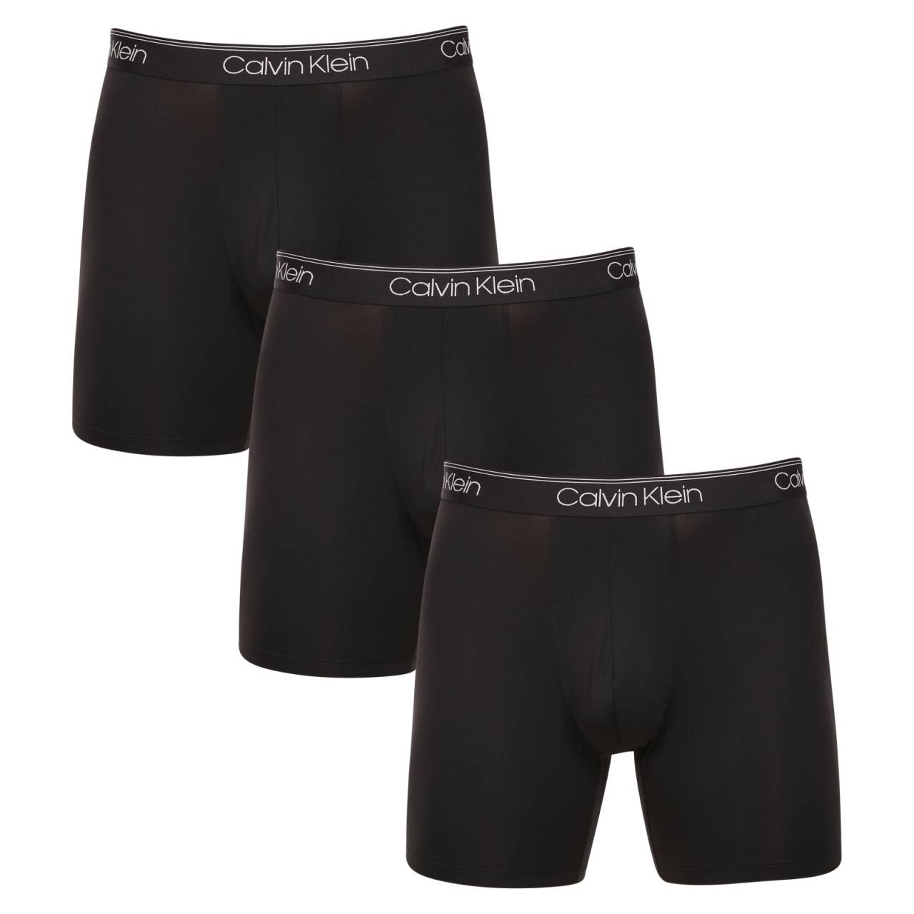 3PACK herenboxershort Calvin Klein zwart (NB2570A-UB1) L.
Wil je boxers die je perfect comfort, een modern design en topkwaliteit bieden?
Eersteklas materiaal voor de hele dag comfort
Deze boxerslip is gemaakt van een combinatie van polyester en elastaan en biedt de perfecte combinatie van zachtheid, stretch en duurzaamheid.
Modern ontwerp en perfecte pasvorm
De minimalistische look met een elastische tailleband wordt aangevuld met het Calvin Klein-logo, wat de boxers een luxe en verfijnde stijl geeft.
Waarom zal jij van Calvin Klein boxers houden?

Lichtgewicht en ademend materiaal: Ideaal voor dagelijks gebruik en veeleisende sportactiviteiten.
Langere slipjes: Ze bieden een betere dekking en ondersteuning, klitten niet op en drukken niet samen.
Sneldrogend en duurzaam: Perfect voor een actieve levensstijl.
Tijdloos ontwerp: Het minimalistische ontwerp en de luxe uitstraling van Calvin Klein.

Calvin Klein ondergoed is geliefd bij mensen over de hele wereld
Calvin Klein herenondergoed is een van de paradepaardjes van de mode-industrie.
Hoe verzorg je boxers?
Volg deze richtlijnen om ervoor te zorgen dat je boxershorts zo lang mogelijk hun perfecte vorm en kwaliteit behouden:

Wasgoed: We raden aan om te wassen op 30 °C met een mild wasmiddel.
Strijken: Het wordt niet aanbevolen om beschadiging van het materiaal te voorkomen.
Droger: Drogen in de droger wordt niet aanbevolen, droog liever vrij in de lucht.

Tip: Het juiste ondergoed vinden dat perfect bij je past, kan een uitdaging zijn.