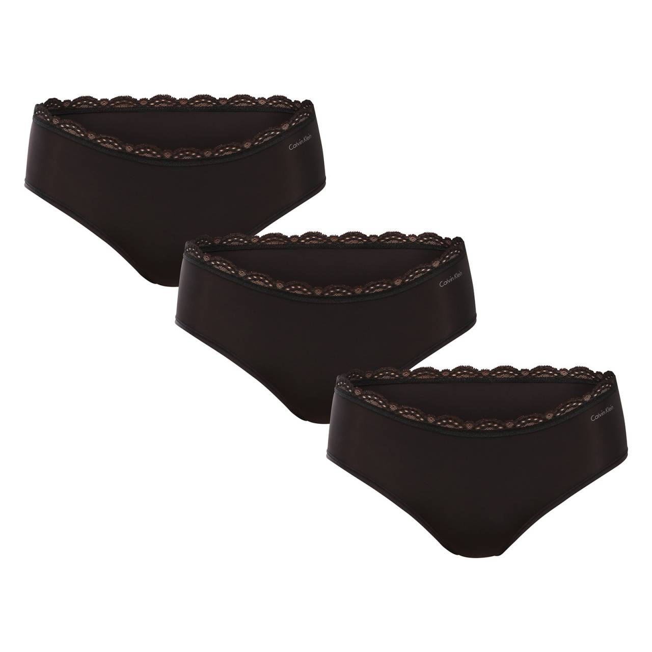 3PACK ženske hlačke Calvin Klein črna (QD5302-UB1) XL.
Udobje, eleganca in ikonični slog - to so ženske spodnjice Calvin Klein.
Mehak in lahek material za maksimalno udobje
Umetna vlakna z visokim deležem poliamida zagotavljajo mehkobo in lahkotnost, hlačke pa tudi dihajo in se hitro sušijo.
Preprostost z elegantnim pridihom
Mehke in klasične barve so kot nalašč za vsak slog, elastičen pas s čipkastim zaključkom pa spodnjemu perilu doda romantičen pridih.
Zakaj imaš v kompletu hlačke Calvin Klein?

Mehak in lahek material, ki vas ne omejuje.
Udoben klasičen kroj in elegantna čipka za eleganten videz.
Calvin Klein vrhunske kakovosti, ki vas ne bo pustila na cedilu.

Spodnje perilo Calvin Klein obožujejo ljudje po vsem svetu
Izjemno spodnje perilo Calvin Klein je ena od stalnic modne industrije.
Kako skrbeti za spodnje hlačke Calvin Klein
Če želite, da bodo vaše najljubše hlačke dolgo ostale v odličnem stanju, priporočamo, da upoštevate te nasvete za vzdrževanje.

Pralnica: Perite pri temperaturi največ 30 °C, najbolje ročno ali v zaščitni vrečki.
Sušenje: Ne sušite ga v sušilniku.
Likanje: Ne likate - zaradi gladke površine in finega materiala to ni potrebno.

Nasvet: Vaše najljubše spodnje perilo si zasluži nežno nego.