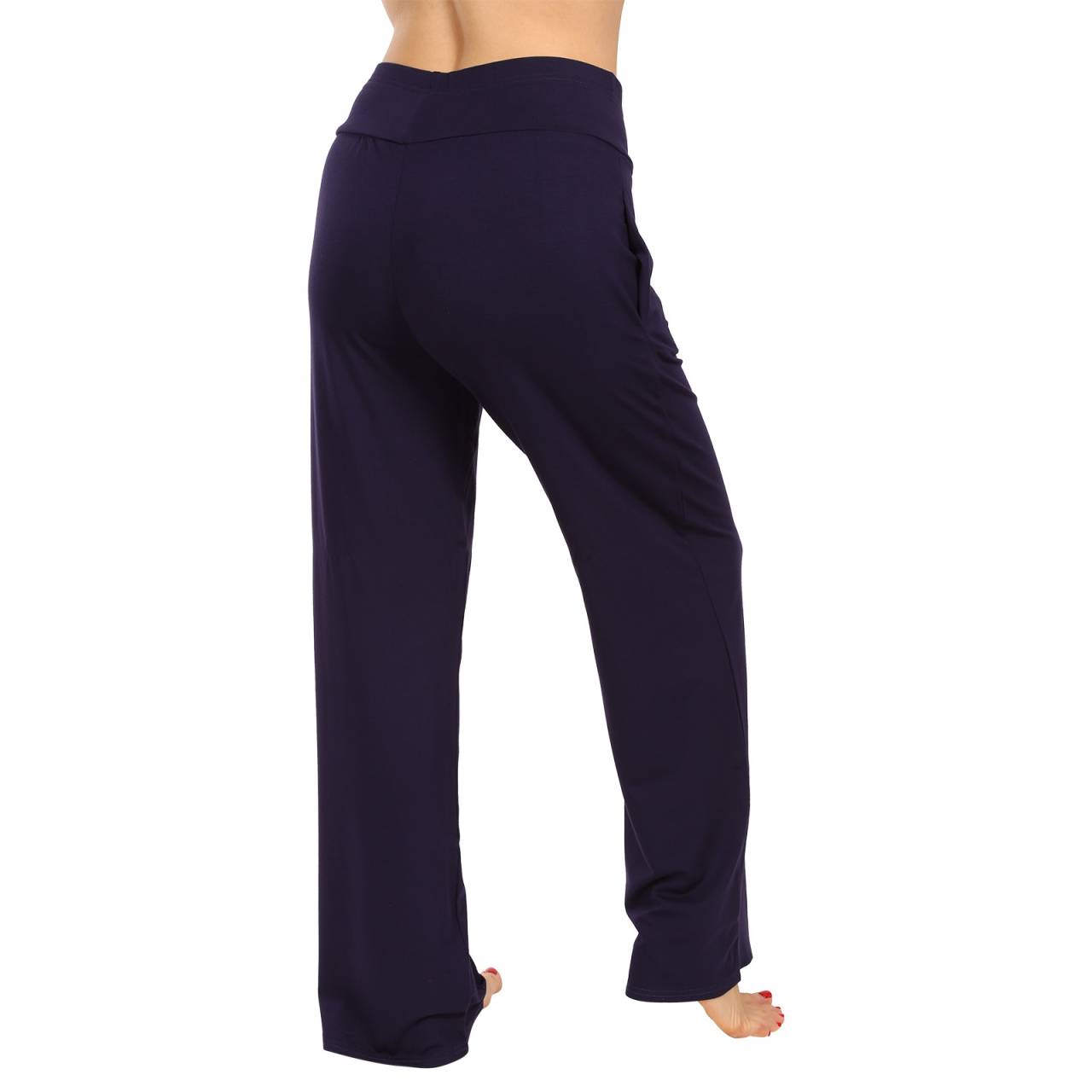 Vrijetijdsbroek Meracus Nanna paars (MEF063) S.
Lange damesbroeken met zakken van het Tsjechische bedrijf Meracus zijn niet alleen thuis comfortabel.
Tip: Leggings zijn prima, maar zakken zijn zakken!
Materiaal: 95% bamboeviscose, 5% elastaanGramgewicht: 210 g/m2Verzorging: Strijken: ja, Wasverzachter: ja, Droger: ja, Bleken: nee, Wassen: 40 °C
Vrijetijdskleding van bamboe van Meracus wordt genaaid in een klein naaiatelier in Jablonec nad Nisou.
Maten
Het model is gefotografeerd in maat S, het model is 168 cm en draagt normaal maat S.
Bamboe viscose of bamboe?
Bamboe vormt van nature geen vezels, dus is het nodig om vezels van bamboe te maken.

Bamboe is een van de snelst groeiende planten op aarde.
Bovendien is het van nature antibacterieel en daarom worden er geen pesticiden gebruikt bij de teelt (wat een groot verschil is met katoen).
Daarom is bamboe geweldig voor duurzame ontwikkeling.
Het wordt al sinds het einde van de vorige eeuw gebruikt in de textielindustrie.