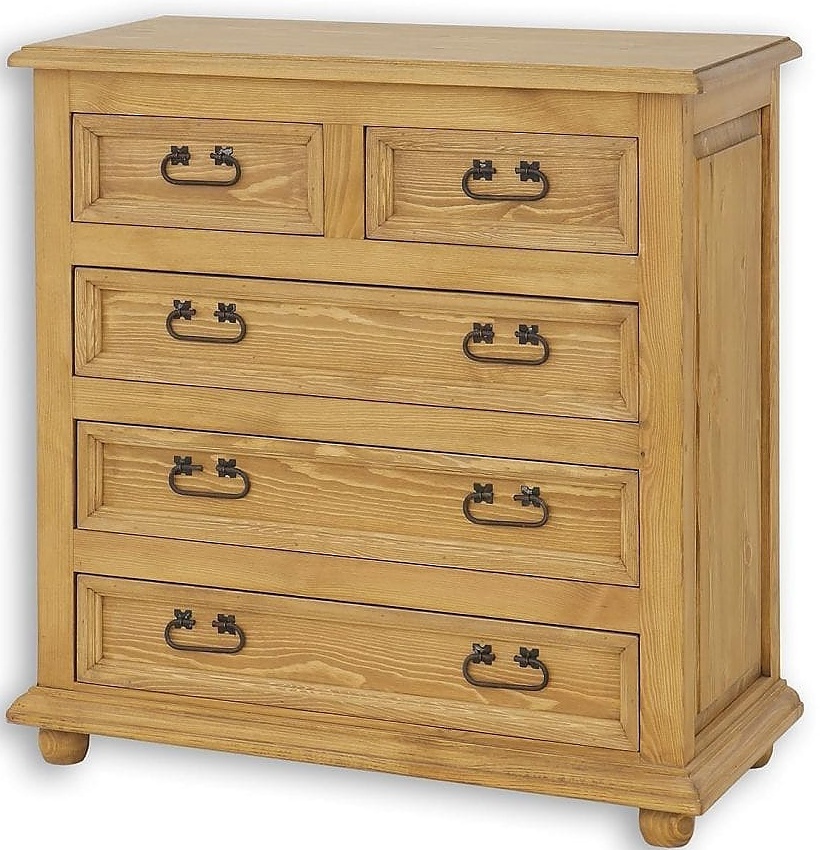 Drevená komoda so šuplíkmi com 05 - k02 tmavá borovica.

 

Sedliacky nábytok z masívu ponúkame v niekoľkých odtieňoch morenia, od svetlo bielej až po temne čiernu. Ošetrený je pravým včelím voskom, čo z neho robí luxusný ekologický nábytok.

 

Aj tento sedliacky nábytok je ručne vyrábaný a pri jeho výrobe je kladený veľký dôraz na detailné spracovanie.

 

Z dôvodu výroby sedliackeho nábytku na zákazku, sme nútení požadovať od zákazníka zálohu v minimálnej výške 500 - 1000 Kč podľa hodnoty nábytku.