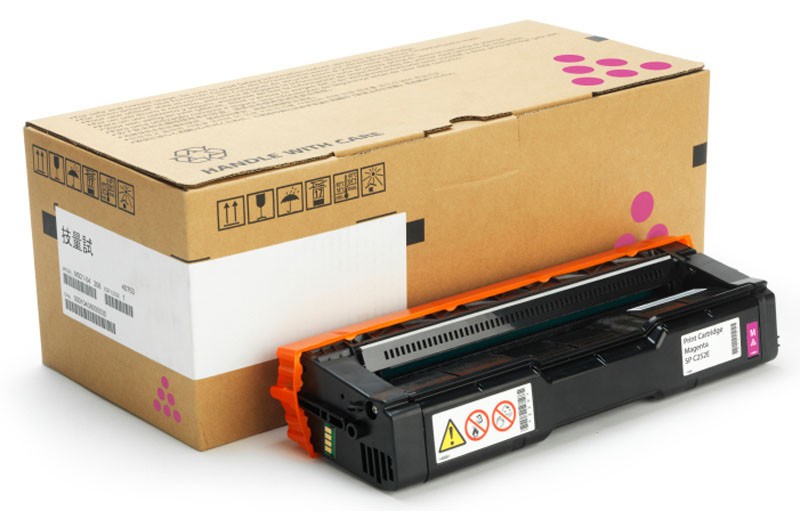 Ricoh 407718 purpurová (magenta) originálny toner.
Originálny toner = záruka priamo od výrobcu tlačiarne
100 % použitie v tlačiarni - bezproblémové fungovanie s vašou tlačiarňou
Použitím originálnej náplne predlžujete životnosť tlačiarne
Osvedčená špičková kvalita - vysoko kvalitná a spoľahlivá tlač originálnou tlačovou kazetou od prvej do poslednej stránky
Trvalé a profesionálne výsledky tlače - dlhodobá udržateľnosť tlače
Kratšia prodleva pri tlači stránok
Garancia Vašej spokojnosti s použitím našej originálnej náplne
Zabezpečujeme bezplatnú recykláciu originálnych náplní
Zlyhanie náplne v menej ako 1% prípadov
Jednoduchá a rýchla výmena náplne

Kód výrobcu: 407718