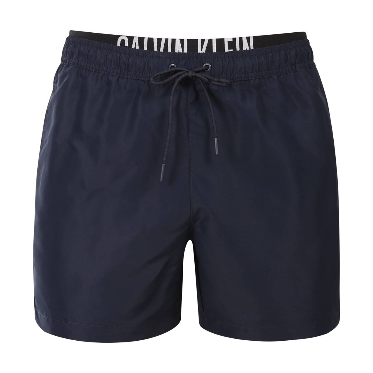 Moške kopalke Calvin Klein temno modre (KM0KM01093-CEF) XXL.
Predstavljamo moške kopalke Calvin Klein, ki združujejo ikonično oblikovanje znamke s sodobnimi elementi.
Kakovost Calvin Klein, ki vas ne bo pustila na cedilu
Kopalke Calvin Klein so izdelane iz 100-odstotno recikliranega poliestra, kar zagotavlja vrhunsko kakovost in hkrati spodbuja trajnost.
Premišljena zasnova za vaše udobje
Kopalke Calvin Klein so oblikovane z mislijo na udobje in slog.
Zakaj kopalke Calvin Klein ne bi smele manjkati v vaši garderobi?

Trajnostni razvoj: Kopalke so izdelane iz recikliranih materialov, kar zmanjšuje vpliv na okolje.
Tehnologija hitrega sušenja: Sodoben material bo poskrbel za največje udobje skozi ves dan.
Elegantna in sodobna zasnova: Calvin Klein preprosto nikoli ne gre iz mode.
Odlična izbira: Zvezda boste ne le na plaži, temveč tudi na zabavah ob bazenu ali pri vseh vodnih športih.

Spodnje perilo Calvin Klein vam omogoča edinstven slog
Moško spodnje perilo Calvin Klein je ena od stalnic modne industrije.
Kako skrbeti za kopalke Calvin Klein
Da bi kopalke Calvin Klein dolgo časa ohranile svojo kakovost in barvo, je treba upoštevati pravilen postopek vzdrževanja.

Pralnica: Operite jih v pralnem stroju pri temperaturi največ 30 °C in uporabite blago pralno sredstvo, ki je nežno do materiala.
Sušenje: Kopalk ne sušite v sušilnem stroju - raje jih pustite sušiti na zraku v senci, da preprečite bledenje živo rdeče barve.
Shranjevanje: Ko so kopalke popolnoma suhe, jih shranite v suhem in dobro prezračevanem prostoru, da preprečite nastanek plesni.

Nasvet: Iskanje pravega spodnjega perila, ki se vam popolnoma prilega, je lahko izziv.