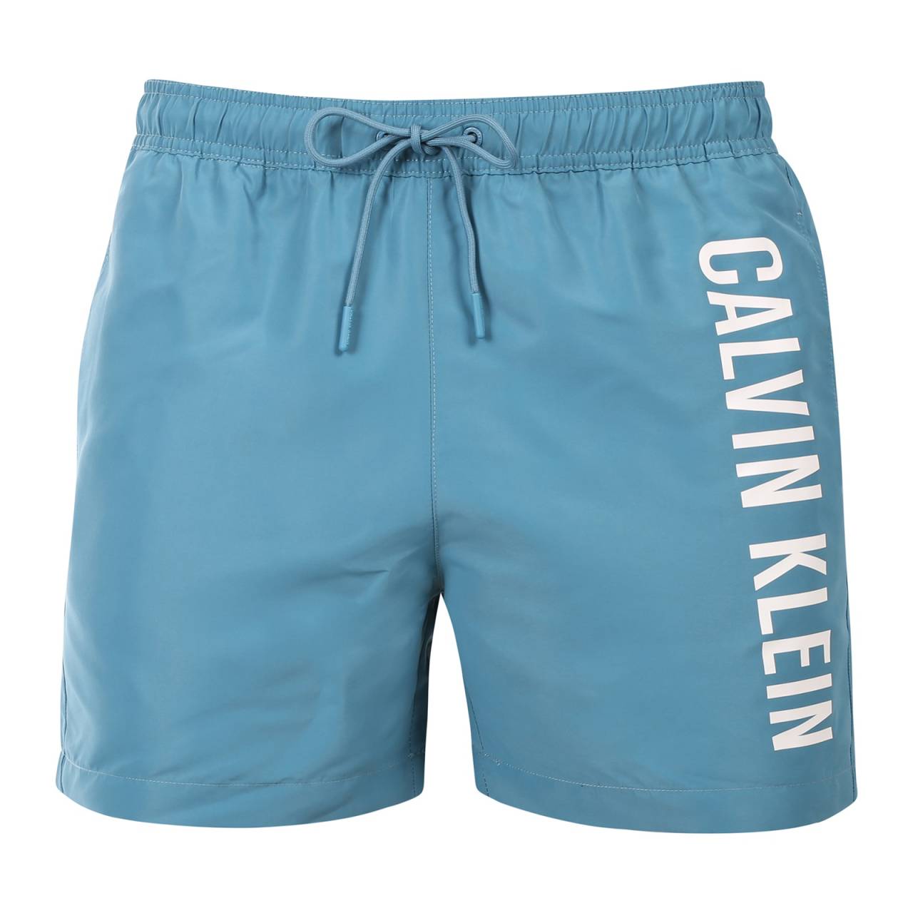 Pánske plavky Calvin Klein modré (KM0KM01092-CJ6) M.
Predstavujeme vám pánske plavky Calvin Klein, ktoré kombinujú ikonický dizajn značky s modernými prvkami.
Kvalita Calvin Klein, ktorá vás nesklame
Plavky Calvin Klein sú vyrobené z polyesteru, čo zaručuje špičkovú kvalitu a zároveň podporuje udržateľnosť.
Premyslený dizajn pre vaše pohodlie
Plavky Calvin Klein sú navrhnuté s ohľadom na pohodlie a štýl.
Prečo by plavky Calvin Klein nemali chýbať vo vašom šatníku?

Udržateľnosť: Plavky sú vyrobené z polyesteru, čím sa znižuje vplyv na životné prostredie.
Rýchloschnúca technológia: Moderný materiál vám zaručí maximálne pohodlie počas celého dňa.
Štýlový a moderný dizajn: Calvin Klein jednoducho nikdy nevyjde z módy.
Perfektná voľba: Budete hviezdou nielen na pláži, ale aj na párty pri bazéne alebo pri akomkoľvek vodnom športe.

Spodná bielizeň Calvin Klein vám dodá jedinečný štýl
Pánska spodná bielizeň Calvin Klein patrí k stáliciam módneho priemyslu.
Ako sa starať o plavky Calvin Klein
Aby si plavky Calvin Klein dlhodobo zachovali svoju kvalitu a farbu, je dôležité dodržiavať správny postup údržby.


Pranie: Perte v práčke pri maximálnej teplote 30 °C a používajte jemný prací prostriedok, ktorý je šetrný k materiálu.


Sušenie: Plavky nesušte v sušičke - radšej ich nechajte voľne schnúť na vzduchu v tieni, aby ste zabránili vyblednutiu žiarivo červenej farby.


Skladování: Po úplném uschnutí skladuj plavky na suchém a dobře větraném místě, abys předešel případné tvorbě plísní.


Tip: Nájsť ten správny kus spodnej bielizne, ktorý vám dokonale padne, môže byť náročné.