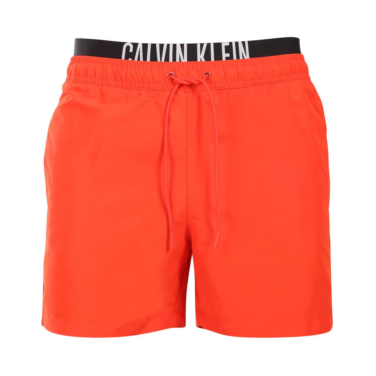 Pánske plavky Calvin Klein červené (KM0KM01093-XM8) L.
Chcete vyzerať štýlovo a zároveň si užívať maximálne pohodlie?
Ľahký a funkčný materiál vám zaručí pohodlie
Plavky sú vyrobené z ľahkého polyesteru, ktorý rýchlo schne a je veľmi odolný.
Pohodlný strih na každú príležitosť
Plavky Calvin Klein majú kratšie nohavičky, takže vás neobmedzujú a nechajú vyniknúť vaše nohy.
Prečo by vám plavky Calvin Klein nemali chýbať v šatníku

Prémiový dizajn: Luxusný vzhľad s ikonickým logom Calvin Klein.
Rýchloschnúci materiál.
Perfektný strih: Krátke nohavičky a elastický pás so šnúrkou na stiahnutie sa vám prispôsobia a zabezpečia maximálnu voľnosť pohybu.

Spodnú bielizeň Calvin Klein milujú ľudia na celom svete
Pánska spodná bielizeň Calvin Klein patrí k stáliciam módneho priemyslu.
Ako sa starať o svoje plavky?
Aby vám plavky vydržali ako nové, je dôležité venovať im správnu starostlivosť:

Pranie: Odporúča sa pri 30 °C s jemným pracím prostriedkom.
Sušenie: Nie je vhodné sušiť v bubnovej sušičke - najlepšie je nechať ich uschnúť na vzduchu.
Žehlenie: Nežehlite, materiál sa prirodzene vyrovná.

Tip: Výber plaviek, ktoré vám dokonale padnú a zvýraznia váš štýl, môže byť behom na dlhé trate.