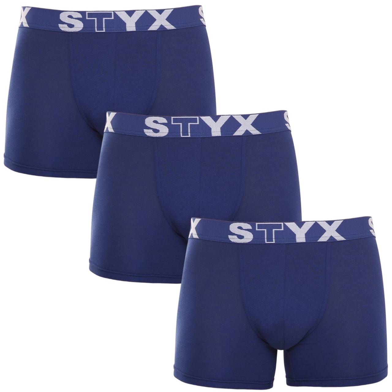 3PACK moške boksarice Styx dolge športne elastične temno modre (3U968) M.
Privoščite si udobje, ki traja ves dan, z moškimi boksericami Styx.
Kakovosten material za največje udobje
Boksarice so izdelane iz vrhunske mešanice bombaža in umetnih vlaken.
Praktična zasnova in češka natančnost
Boksarice Styx imajo podaljšane noge, ki zagotavljajo dodatno oporo in preprečujejo drgnjenje stegen, kar boste cenili pri športu in dolgih seansah v pisarni ali avtomobilu.
Zakaj izbrati boksarice Styx

Češka kakovost: Zasnovan in izdelan je na Češkem, kar zagotavlja vrhunsko kakovost izdelave.
Vrhunski materiali: Kombinacija bombaža, modala in elastana za največje udobje.
Univerzalno oblikovanje: Podaljšane noge in elegantna športna elastika za vsako priložnost.

Spodnje perilo Styx je eno izmed najbolj priljubljenih
Češka blagovna znamka Styx je med kupci znana predvsem po kratkih hlačah z novimi vzorci v živahnih barvah.
Kako pravilno skrbeti za bokserje Styx?

Pralnica: Perite pri 30 °C z blagim pralnim sredstvom, da material ostane mehak in udoben.
Sušenje: Ni priporočljivo sušiti v sušilnem stroju, za ohranitev oblike bokserjev pa jih sušite na zraku.
Likanje: Po potrebi likanje izvajajte na nizki temperaturi, da ohranite mehkobo materiala.

Nasvet: Postanite strokovnjak za vzdrževanje spodnjega perila z z nasveti v našem članku in svojim najljubšim kosom zagotovite nego, ki si jo zaslužijo.