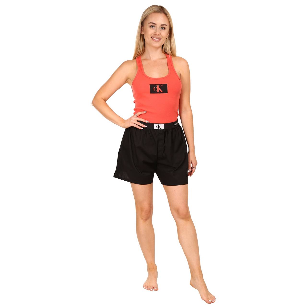 Damen Schlafanzug Calvin Klein mehrfarbig (QS6937E-EAO) L.
Zweiteiliger Pyjama in luxuriöser Optik und Verarbeitung sowie aus angenehmer Baumwolle mit Elastan, was will man mehr?
 
Calvin Klein Pyjamas werden von jeder Frau geschätzt, die Komfort mag, sowohl im Sommer als auch im Winter. 
Der Pyjama bereitet auch als hochwertiges Geschenk große Freude.
Was das Waschen betrifft, so sollten Sie den Schlafanzug bei maximal 30°C waschen - weitere Informationen finden Sie in der klassischen Produktinformation unten.