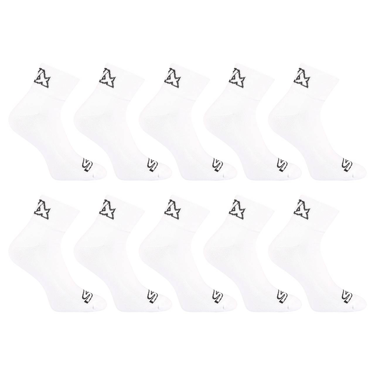 10PACK Sneaker Socken Styx weiß (10HK1061) L.
Genießen Sie maximalen Komfort mit den Styx-Knöchelsocken, die aus hochwertigen Materialien hergestellt und so konzipiert sind, dass sie beim täglichen Tragen Halt bieten.
Langlebiges und hochwertiges Material
Styx-Socken enthalten einen hohen Baumwollanteil, der für Weichheit und Atmungsaktivität sorgt, während die anderen Bestandteile den Socken Strapazierfähigkeit und Flexibilität verleihen.
Praktisches Design für jeden Tag
Styx-Söckchen haben ein schlichtes Design, das durch das Styx-Logo am Knöchel und an der Spitze aufgepeppt wird.
Warum Sie Styx-Socken ausprobieren sollten

Weichheit und Atmungsaktivität: Dank des hohen Baumwollanteils bleiben Ihre Füße den ganzen Tag über frisch und bequem.


Flexibilität und Haltbarkeit: Polyamid und Elastan sorgen dafür, dass die Socken perfekt sitzen und lange halten.


Hergestellt in der Tschechischen Republik: Tschechische Qualitätsproduktion, die Zuverlässigkeit und lange Lebensdauer garantiert.

Styx-Unterwäsche ist eine der beliebtesten
Die tschechische Marke Styx ist bei den Kunden für ihre Shorts mit auffälligen Mustern bekannt, die einen perfekt jugendlichen Look haben.
So pflegen Sie Ihre Styx-Socken
Damit Ihre Lieblingssocken lange halten, sollten Sie darauf achten, sie auch zu waschen.

Wäscherei: Wir empfehlen, die Socken bei 40°C zu waschen, damit sie ihre Qualität und Form behalten.


Trocknen und Bügeln: Um das Material nicht zu beschädigen, empfehlen wir, es nicht im Wäschetrockner zu trocknen oder zu bügeln.

Tip: Werden Sie mit den Tipps in unserem Artikel zum Experten für die Pflege von Dessous und geben Sie Ihren Lieblingsstücken die Pflege, die sie verdienen.