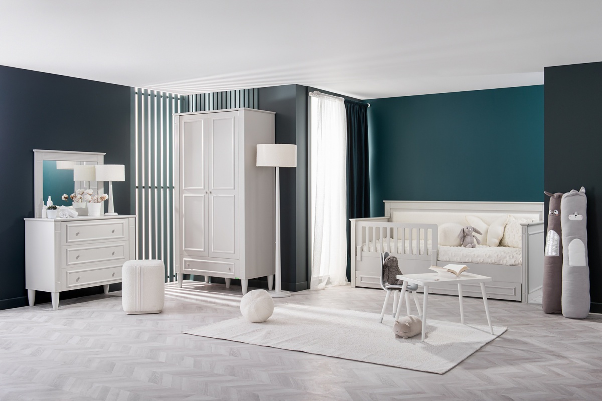 Detská izba esme - šedá.

 

Komoda je opatrená tromi priestrannými a hlbokými zásuvkami.

 

Luxusné nástenné zrkadlo bude pýchou každej dievčenskej izbičky.

 

Dvojdverová šatníková skriňa v nadčasovej svetlo šedej farbe je dokonalou kombináciou funkčnosti a estetiky.

 

Válenda Esme je tým typom nábytku, ktorý si zamilujú všetky ženy bez ohľadu na vek.

 

Zábrana je ideálnou voľbou, pokiaľ máte strach, že Vaše dieťa počas noci spadne.

 

Zásuvka sa skvele hodí do izieb, kde sa bojuje s nedostatkom úložného priestoru.

 

Detská izba sa skladá z týchto prvkov:


	Zásuvková komoda Esme - 102,4x89,3x46,7cm (š, v, h)
	Nástenné zrkadlo Esme - 89,2x69,7x4,7cm (š, v, h)
	Dvojdverová šatníková skriňa s osvetlením Esme – 107x208x56,3cm (š, v, h)
	Válenda 90x200 Esme - 96,8x103,1x213cm (š, v, h)
	Zábrana k váľane Esme - 102x47x42cm (š, v, h)
	Zásuvka pod váľandu Esme - 195,2x18x93,6cm (š, v, h)


 

Všetky produkty z kolekcie Esme nájdete nižšie v súvisiacich produktoch.