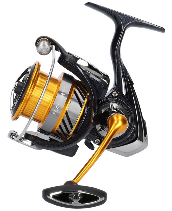 Daiwa navijak 23 revros lt 5000-c.
 •AIRDRIVE design •Telo navijaku DS4 •4 guličkové ložiská •DS4 AIRDRIVE ROTOR •TOUGH DIGIGEAR® •Brzdný systém ATD™ Type-L •Krížové navíjanie vlasca Cross Wrap® •Kovaná hliníková cievka na ďaleké hody ABS® •AIRDRIVE BAIL • Roľnička Twist Buster® III •Strojovo obrábaná hliníková skrutkovacia kľučka 
 Brzdná sila: 12 kg Návin na 1 otočenie kľučky: 87 cm