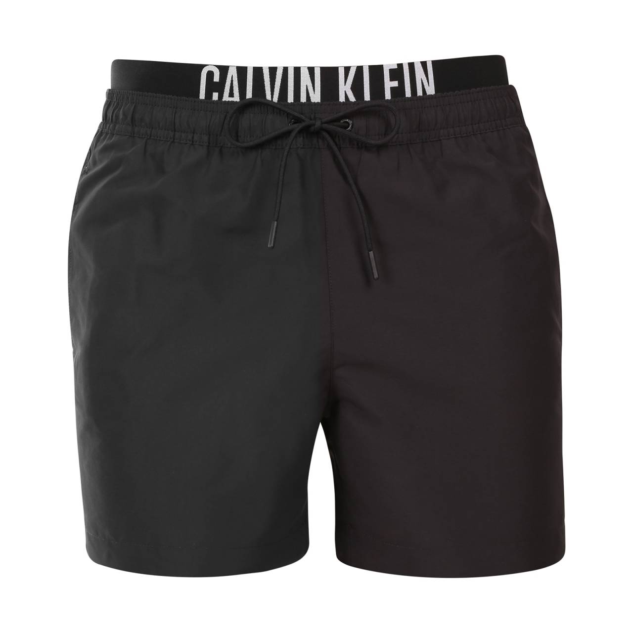 Bademode für Männer Calvin Klein schwarz (KM0KM01093-BEH) XXL.
Die neue Calvin Klein Bademode für Herren kombiniert das kultige Design der Marke mit modernen Elementen.
Calvin Klein-Qualität, die Sie nicht im Stich lässt
Calvin Klein Bademode wird zu 100 % aus recyceltem Polyester hergestellt, was eine hohe Qualität gewährleistet und gleichzeitig die Nachhaltigkeit fördert.
Durchdachtes Design für Ihren Komfort
Calvin Klein Bademode ist auf Komfort und Stil ausgerichtet.
Warum sollte Calvin Klein Bademode in Ihrem Kleiderschrank nicht fehlen?

Nachhaltigkeit: Die Bademode wird aus recycelten Materialien hergestellt, was die Auswirkungen auf die Umwelt reduziert.
Schnell trocknende Technologie: Das moderne Material bietet Ihnen den ganzen Tag über maximalen Komfort.
Elegantes und modernes Design: Calvin Klein kommt einfach nie aus der Mode.
Perfekte Wahl: Sie werden nicht nur am Strand, sondern auch bei Poolpartys oder beim Wassersport ein Star sein.

Calvin Klein Unterwäsche verleiht Ihnen einen einzigartigen Stil
Calvin Klein Herrenunterwäsche gehört zu den Aushängeschildern der Modeindustrie.
Pflegehinweise für Calvin Klein Bademode
Damit die Calvin Klein Bademode lange ihre Qualität und Farbe behält, ist es wichtig, die richtigen Pflegemaßnahmen zu ergreifen.

Waschen: Waschen Sie sie in der Waschmaschine bei maximal 30 °C und verwenden Sie ein mildes, materialschonendes Waschmittel.
Trocknen: Trocknen Sie Ihren Badeanzug nicht im Trockner, sondern lassen Sie ihn an der Luft im Schatten trocknen, damit die leuchtend rote Farbe nicht ausbleicht.
Lagerung: Lagern Sie den Badeanzug nach dem vollständigen Trocknen an einem trockenen und gut belüfteten Ort, um Schimmelbildung zu vermeiden.

Tip: Es kann schwierig sein, die richtige Unterwäsche zu finden, die perfekt sitzt.